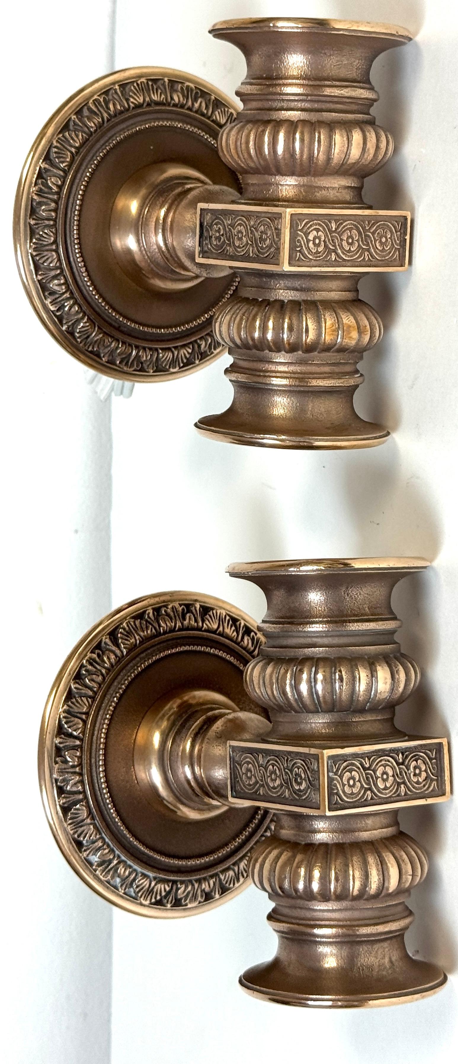 Coppia di scensori da teatro a due luci in bronzo in stile Tiffany Studios
Stati Uniti, circa 1910-1925

Questa coppia di applique a due luci, finemente fusa e cesellata, rappresenta l'apice del design decorativo americano durante l'epoca di