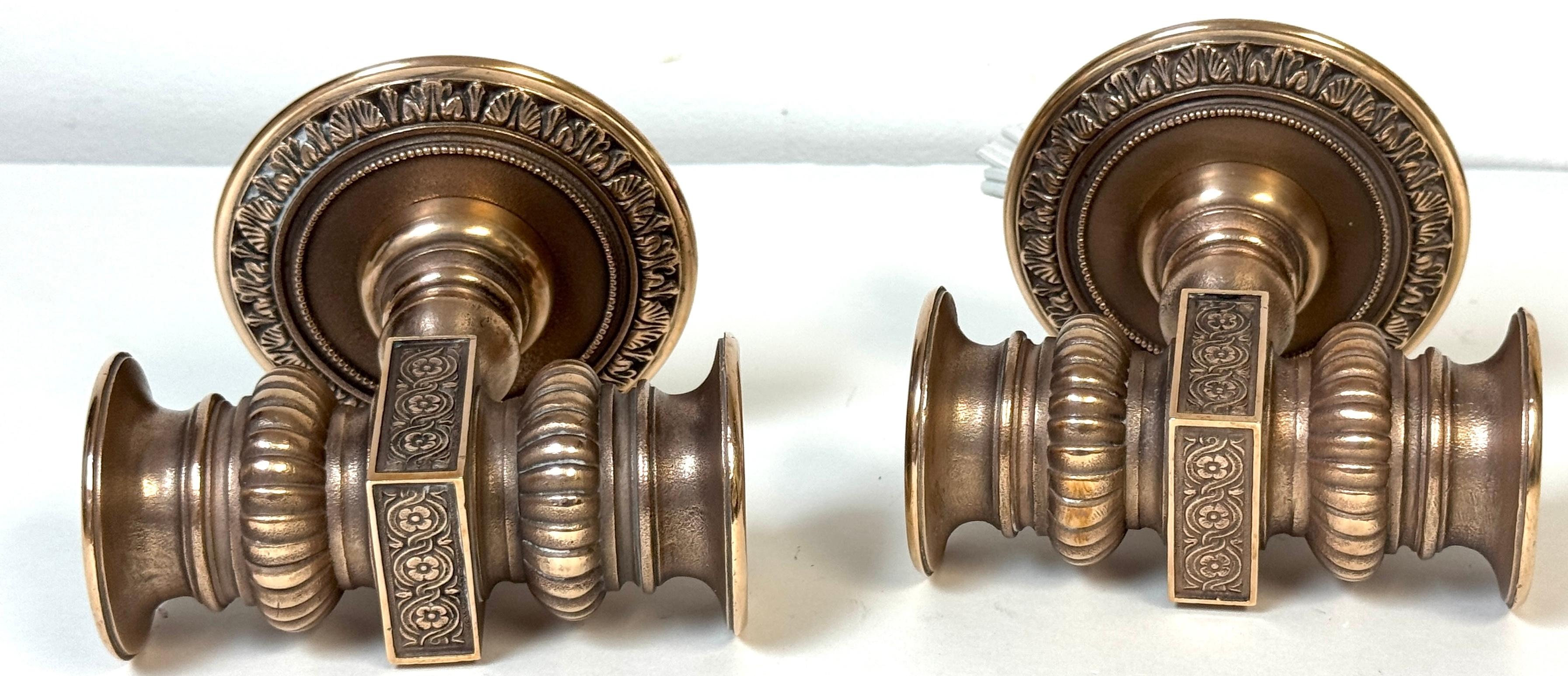 Belle Époque Coppia di lampade da teatro a due luci in bronzo in stile Tiffany Studios, CIRCA 1900 in vendita
