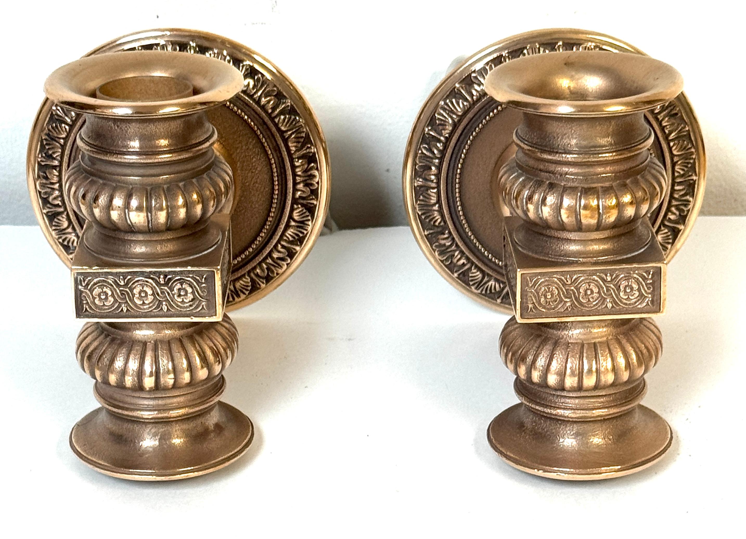 Americano Coppia di lampade da teatro a due luci in bronzo in stile Tiffany Studios, CIRCA 1900 in vendita