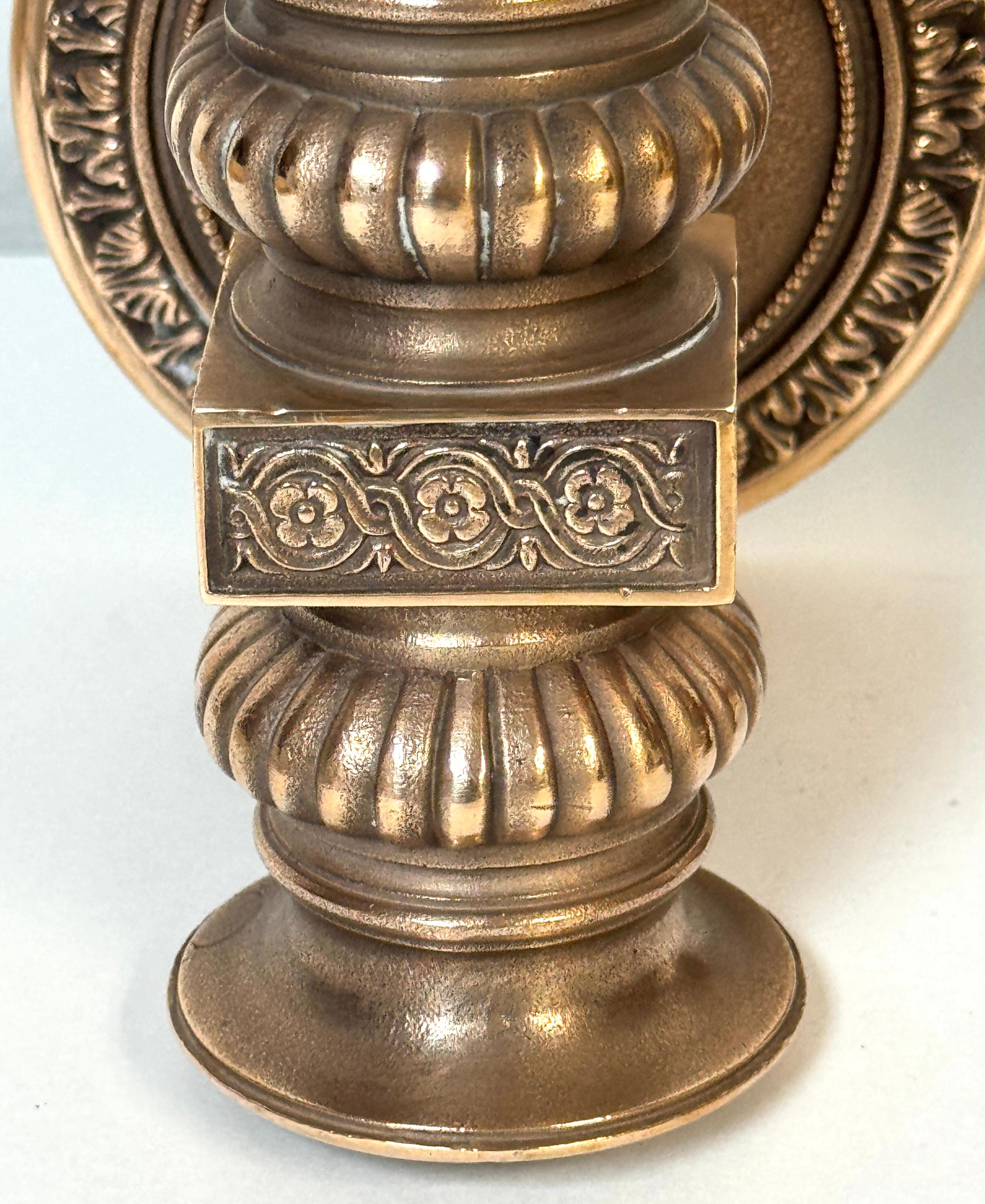 Coppia di lampade da teatro a due luci in bronzo in stile Tiffany Studios, CIRCA 1900 In condizioni buone in vendita a West Palm Beach, FL