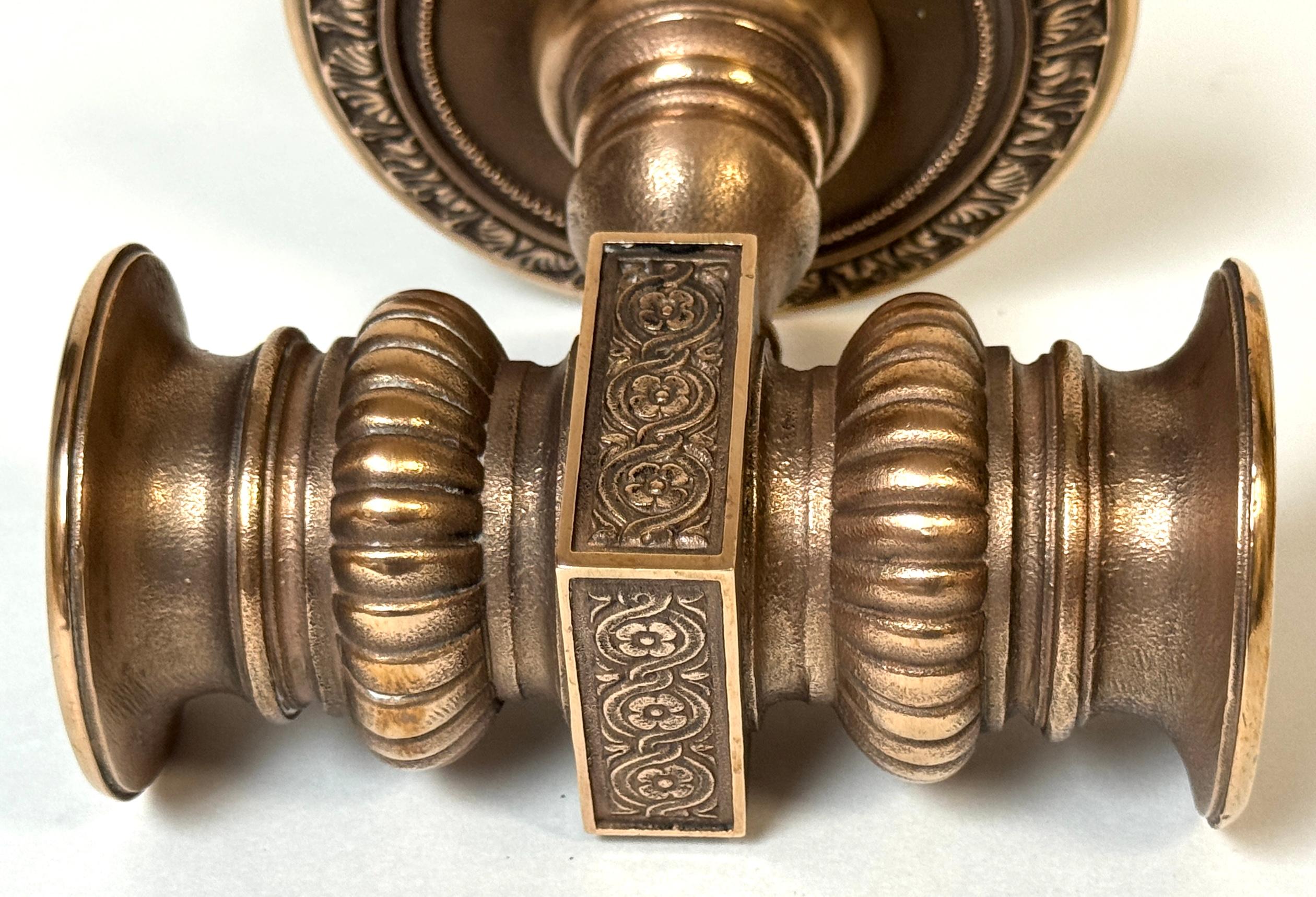 XX secolo Coppia di lampade da teatro a due luci in bronzo in stile Tiffany Studios, CIRCA 1900 in vendita