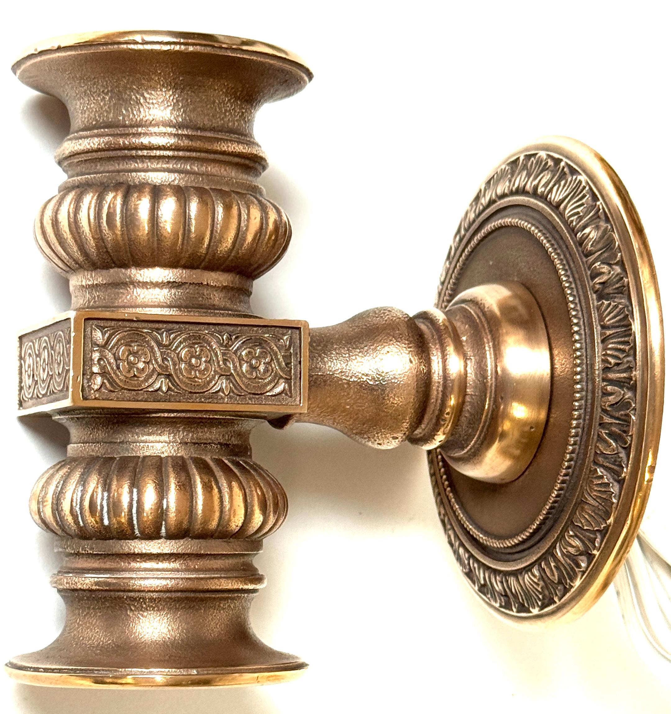 Bronzo Coppia di lampade da teatro a due luci in bronzo in stile Tiffany Studios, CIRCA 1900 in vendita