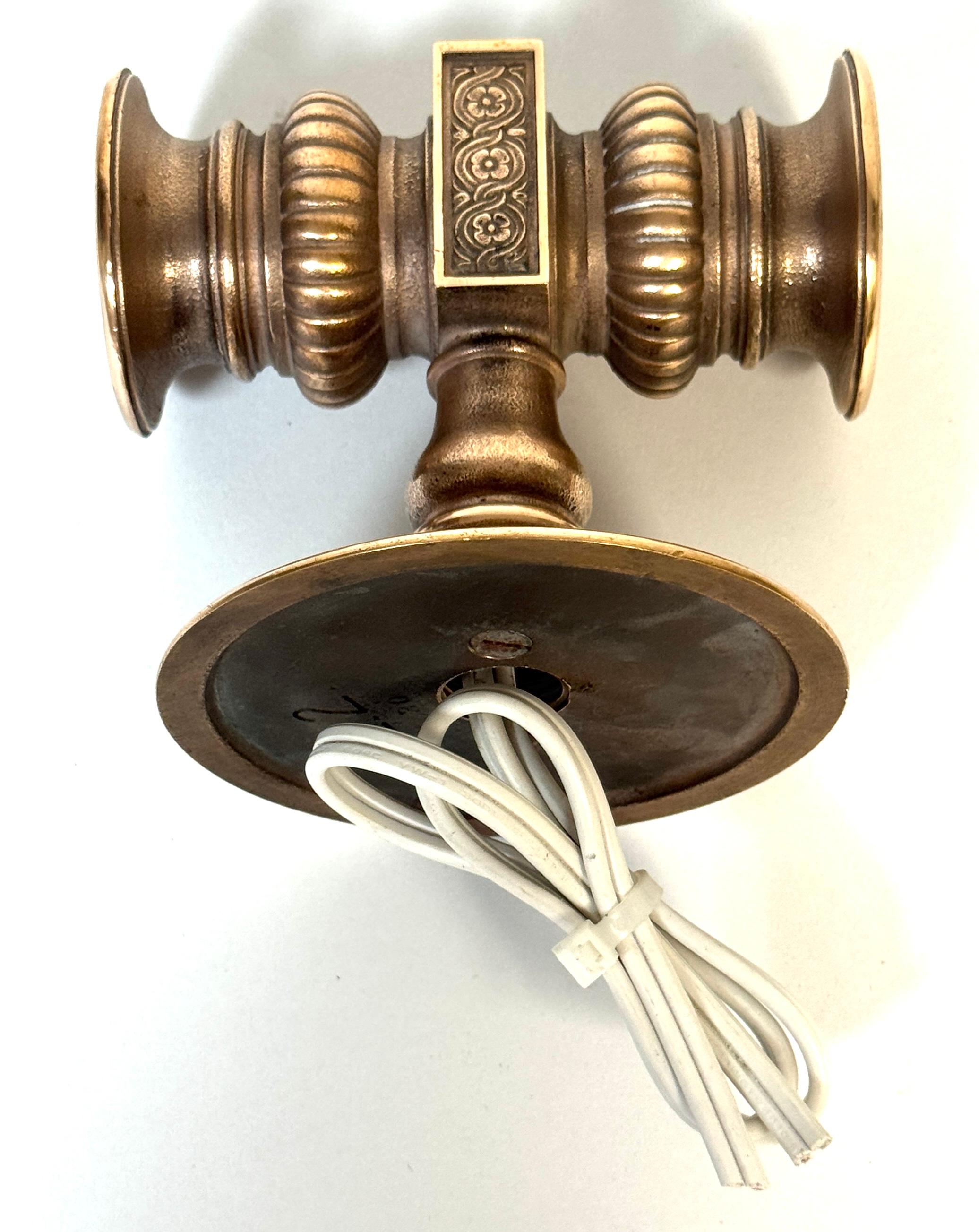Coppia di lampade da teatro a due luci in bronzo in stile Tiffany Studios, CIRCA 1900 in vendita 1