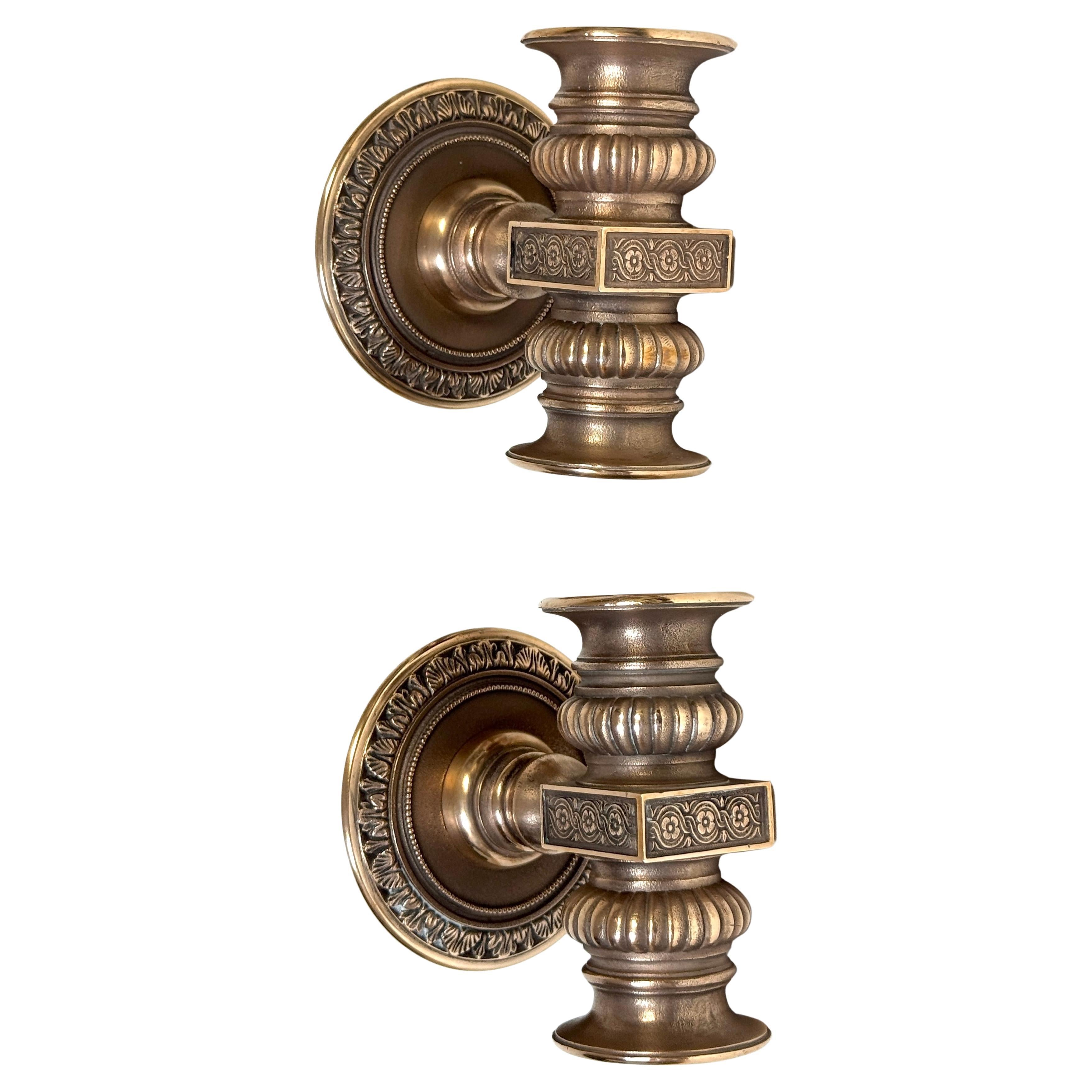 Coppia di lampade da teatro a due luci in bronzo in stile Tiffany Studios, CIRCA 1900 in vendita