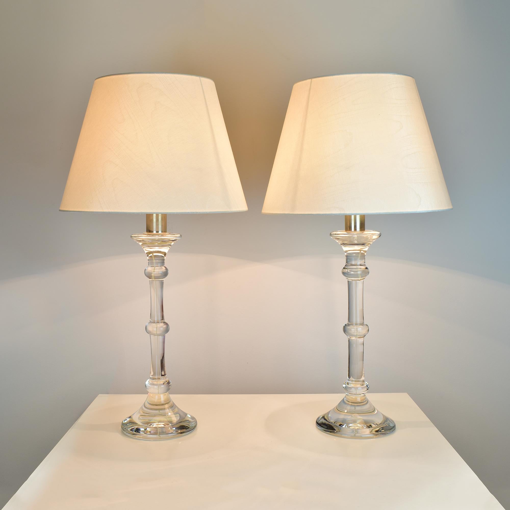 Elegante par de lámparas de mesa Tiffany diseñadas en 1969 por Ingo Maurer en colaboración con Val St. Lambert, el renombrado fabricante belga de cristal. Estas lámparas presentan cuerpos de cristal macizo bellamente elaborados, cada uno de ellos