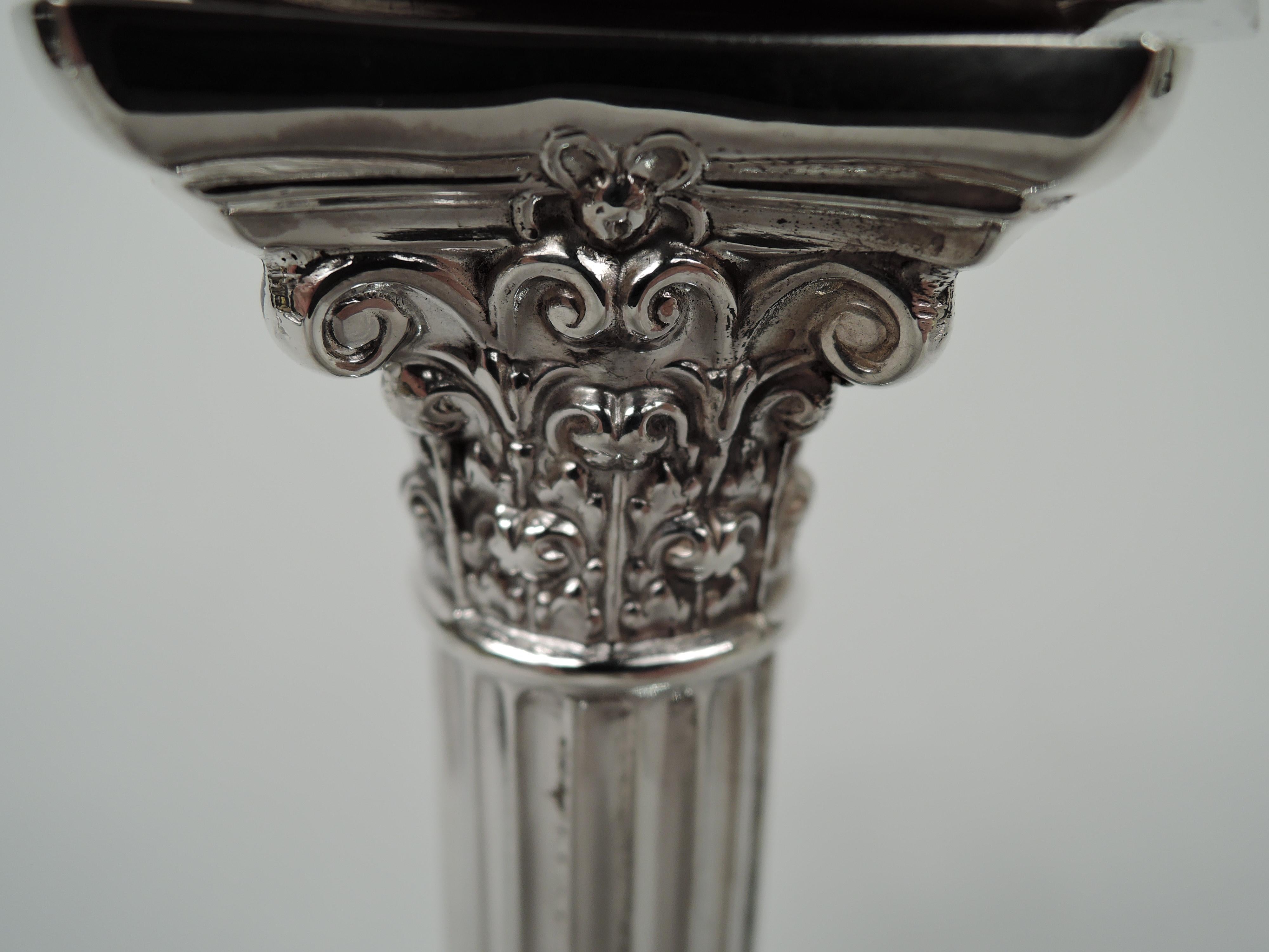 Anglais Paire de bougeoirs à colonnes néoclassiques anglais traditionnels de Tiffany