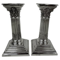 Paire de bougeoirs à colonnes néoclassiques anglais traditionnels de Tiffany