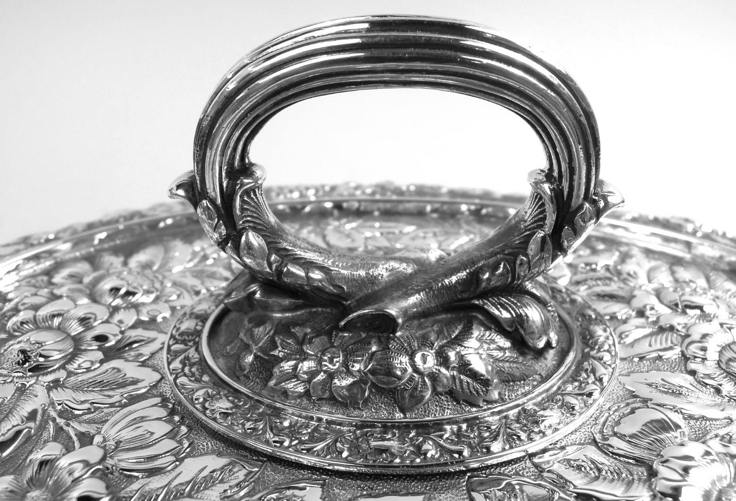 Pareja de Platos para Verduras Cubiertos Tiffany Victorian Classical Repousse Estadounidense en venta