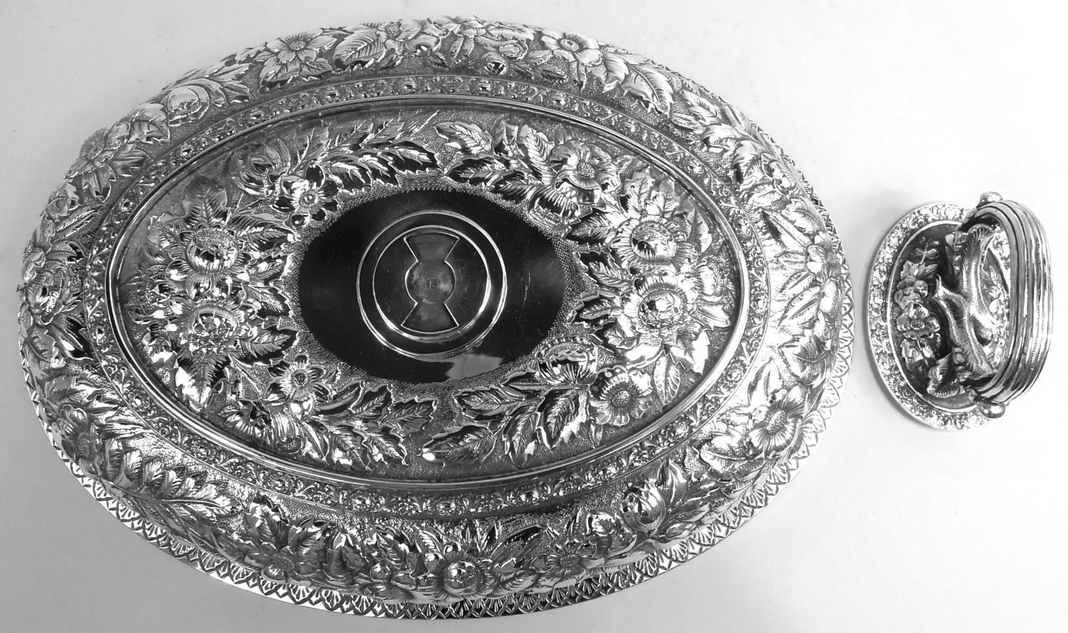 Pareja de Platos para Verduras Cubiertos Tiffany Victorian Classical Repousse Repujado en venta