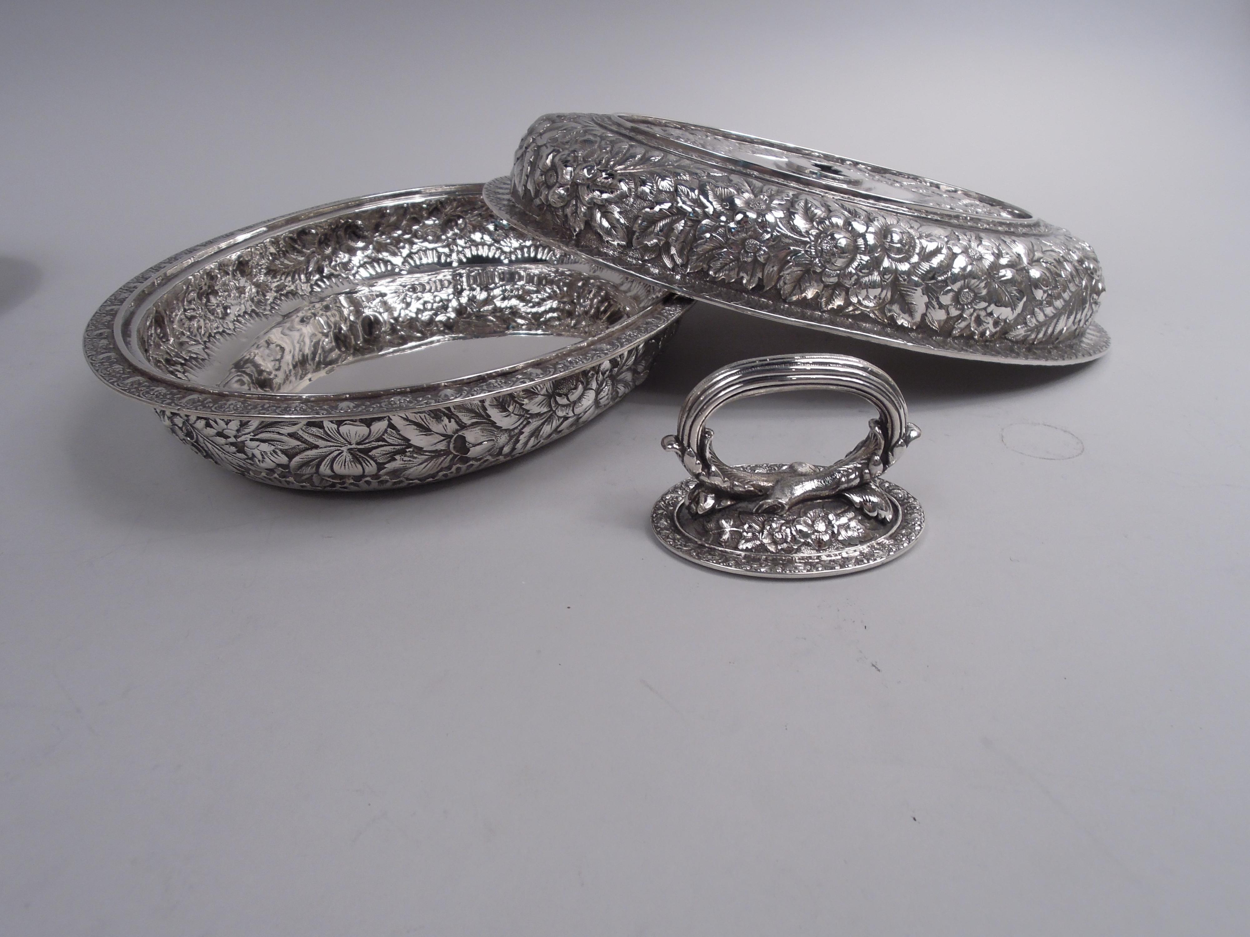 Pareja de Platos para Verduras Cubiertos Tiffany Victorian Classical Repousse en Bueno estado para la venta en New York, NY