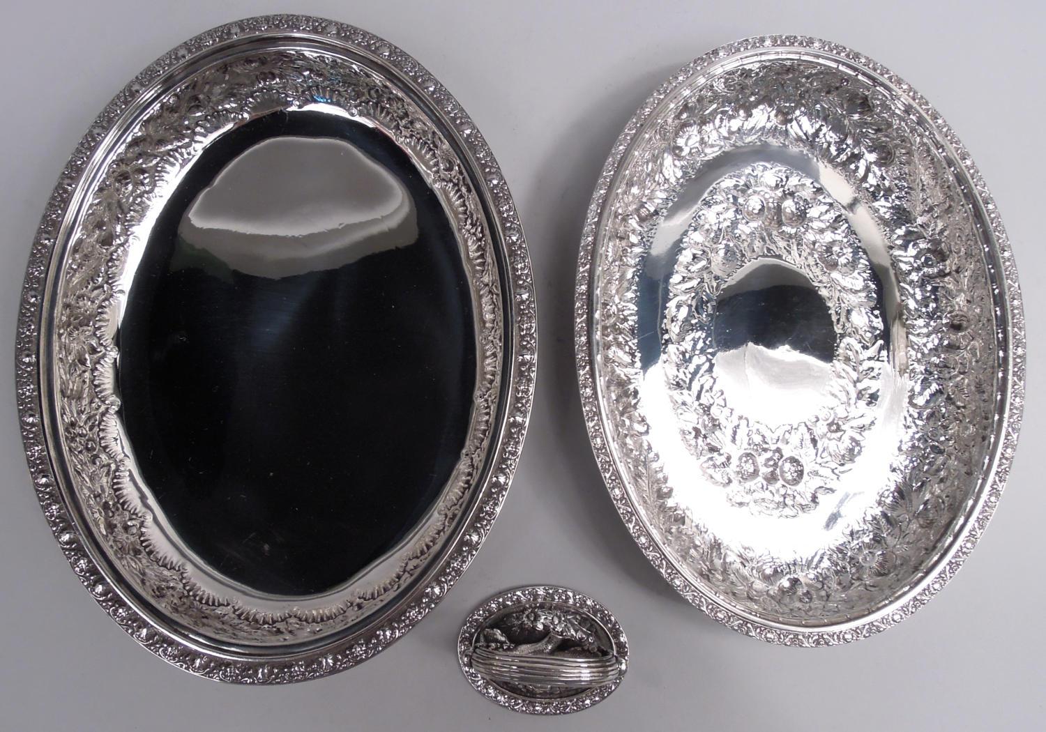 Pareja de Platos para Verduras Cubiertos Tiffany Victorian Classical Repousse siglo XIX en venta