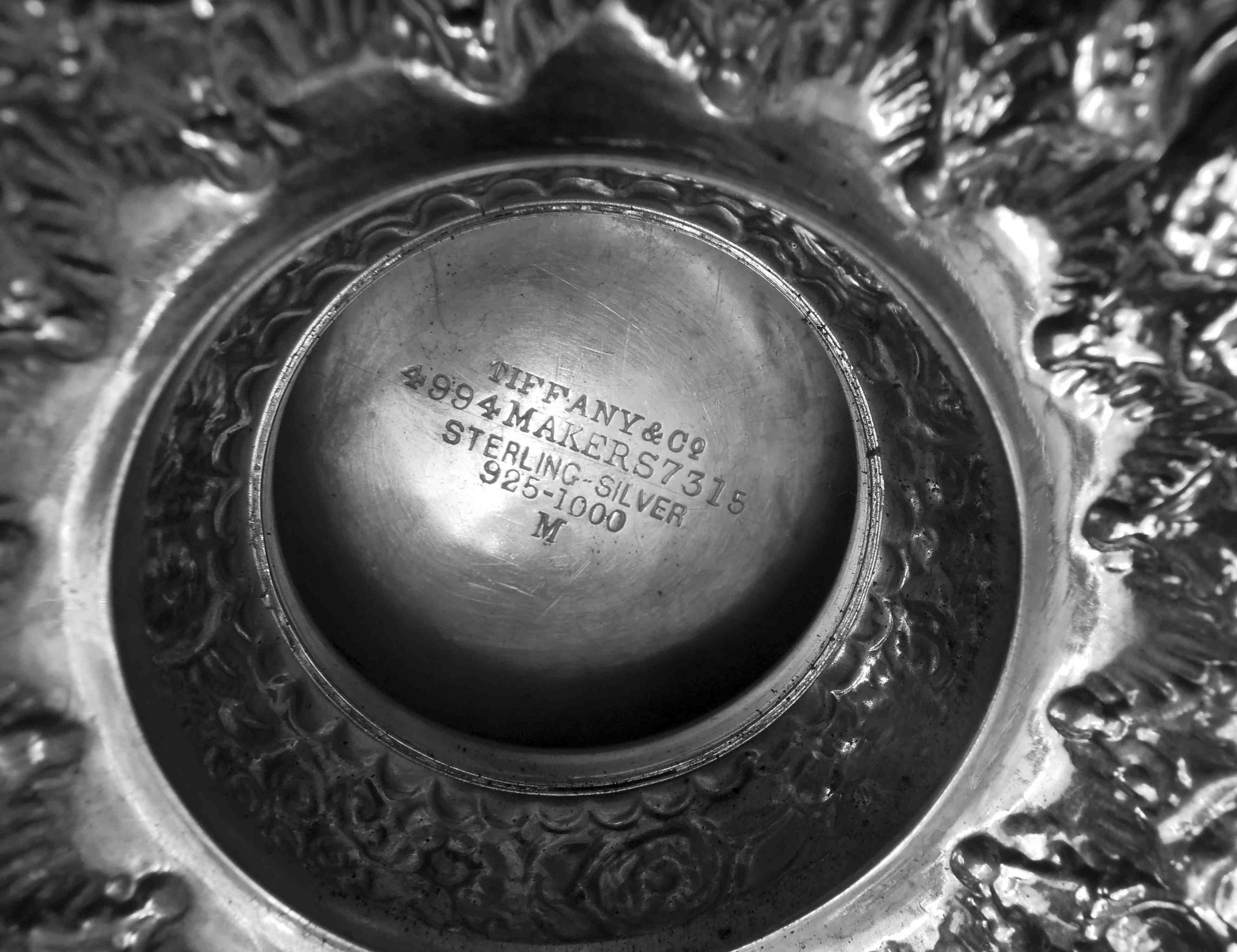 Coppia di vassoi in argento Tiffany Victorian Classical Repousse in vendita 2