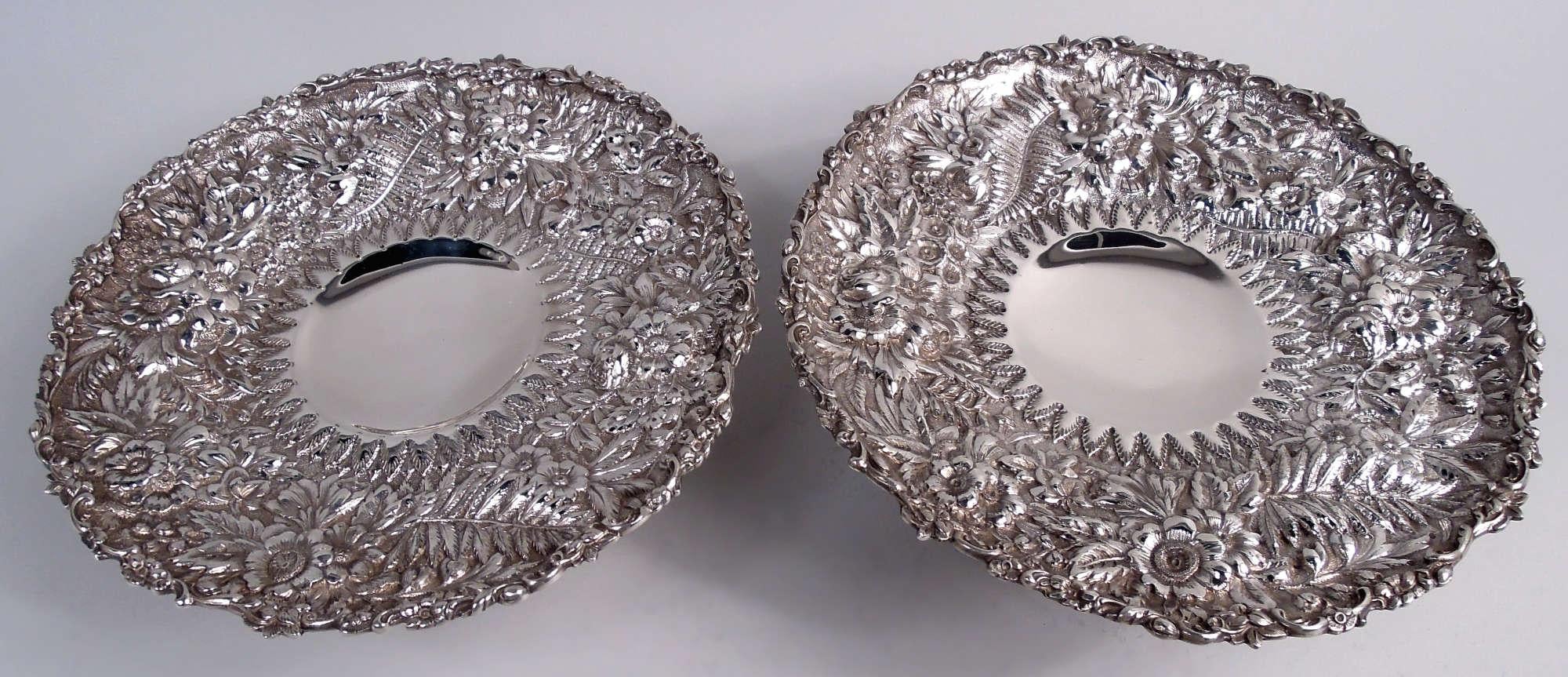 Coppia di composte classiche vittoriane in argento sterling. Prodotto da Tiffany & Co. a New York, 1877 circa. Ciascuno: Ciotola rotonda e poco profonda e piede rialzato. Ornamento in repousse di felci e fiori. La ciotola ha un pozzo semplice
