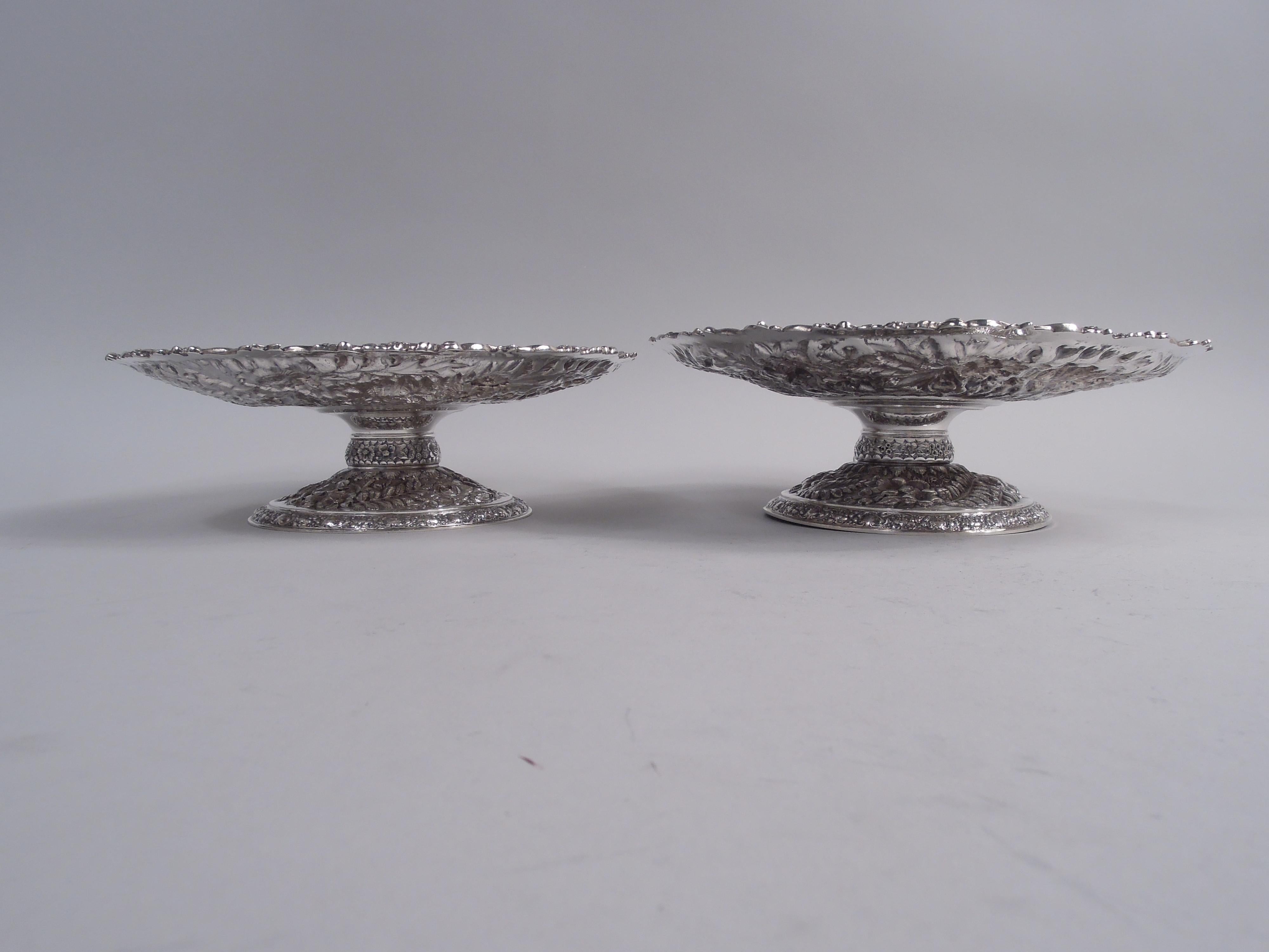 Vittoriano Coppia di vassoi in argento Tiffany Victorian Classical Repousse in vendita