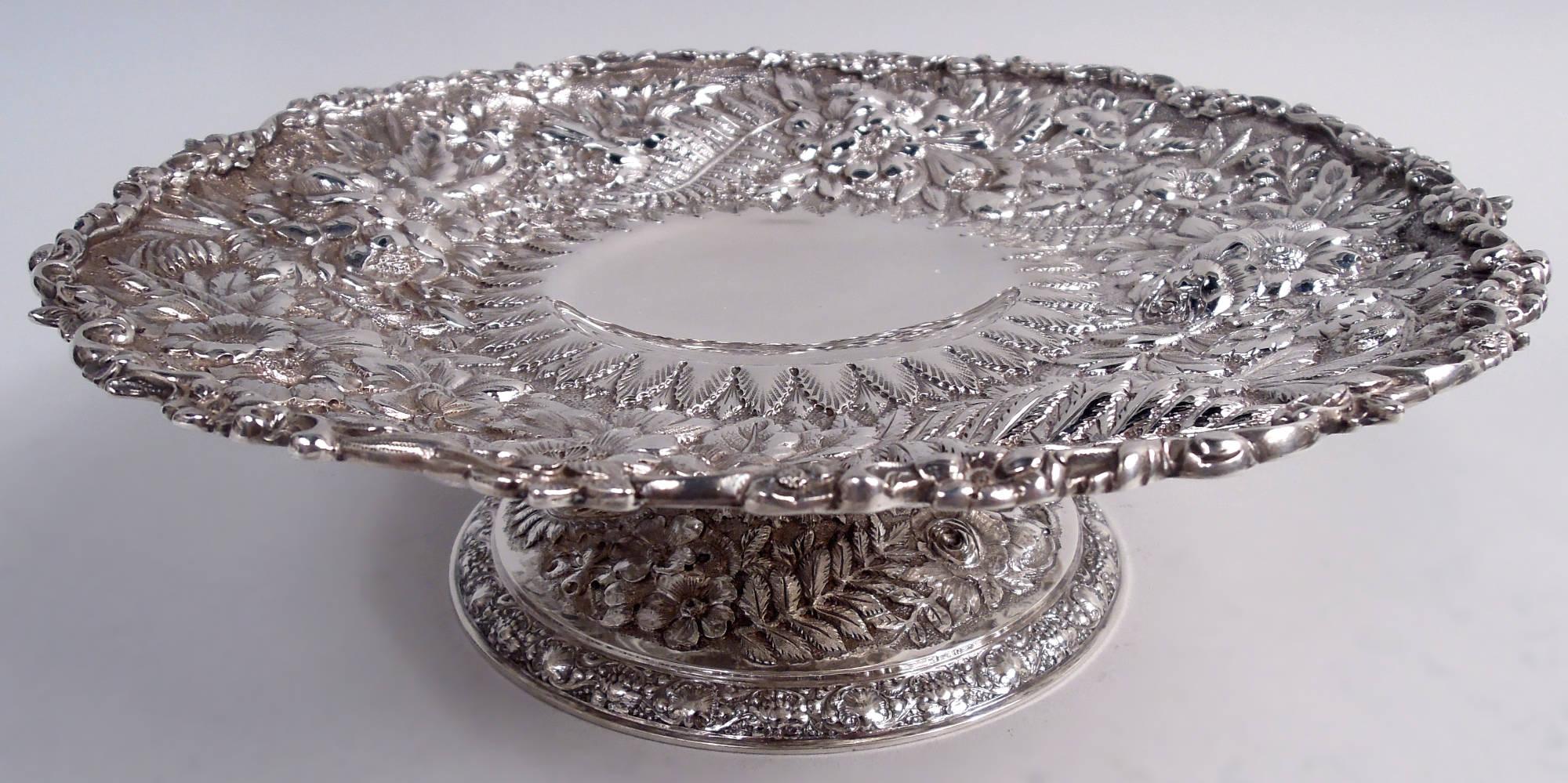 Americano Coppia di vassoi in argento Tiffany Victorian Classical Repousse in vendita