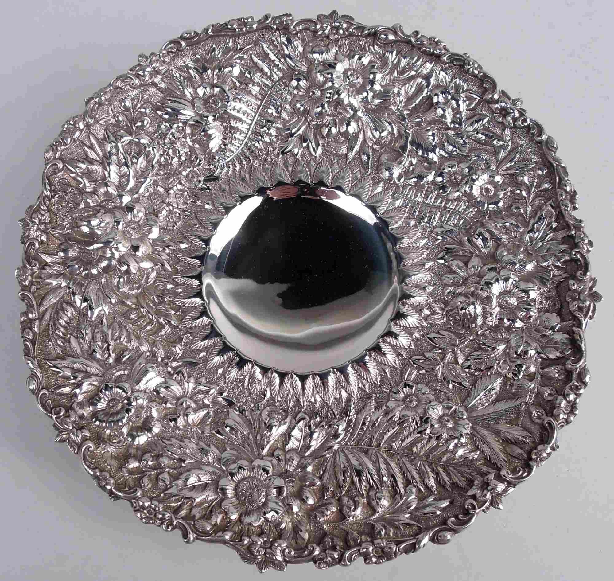 Sbalzo Coppia di vassoi in argento Tiffany Victorian Classical Repousse in vendita