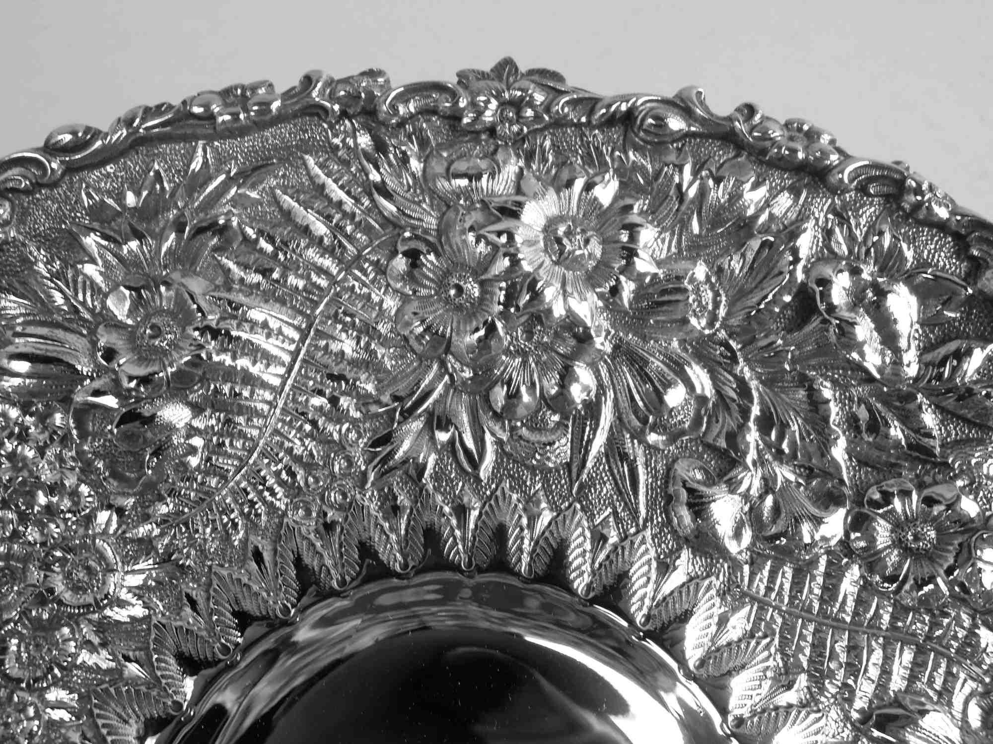 Coppia di vassoi in argento Tiffany Victorian Classical Repousse In condizioni buone in vendita a New York, NY