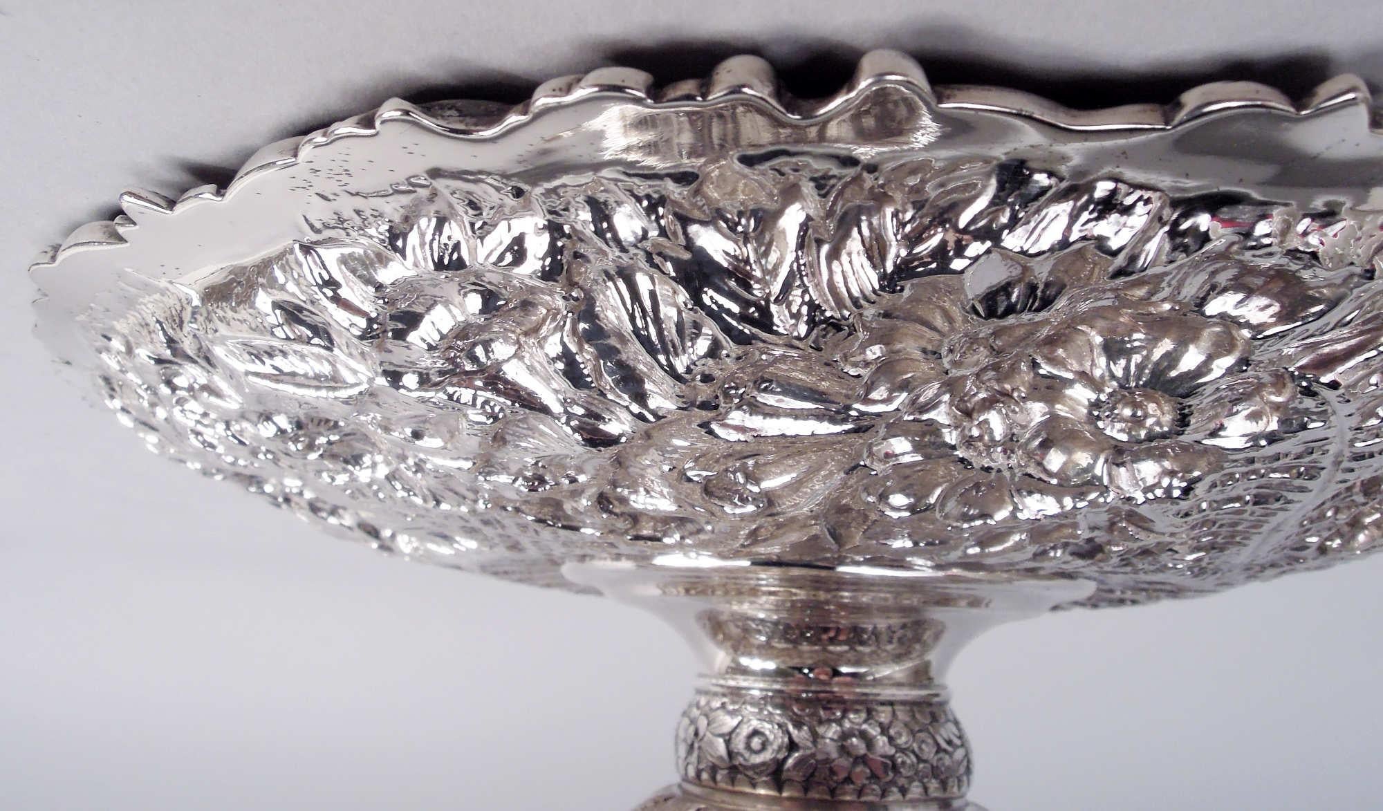 XIX secolo Coppia di vassoi in argento Tiffany Victorian Classical Repousse in vendita
