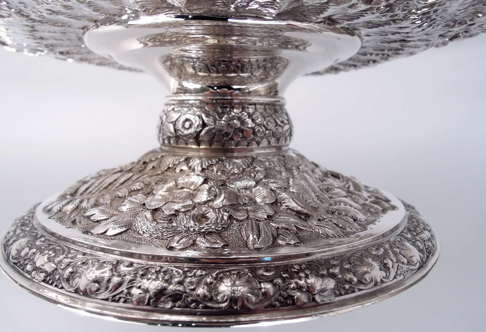 Argento 925 Coppia di vassoi in argento Tiffany Victorian Classical Repousse in vendita