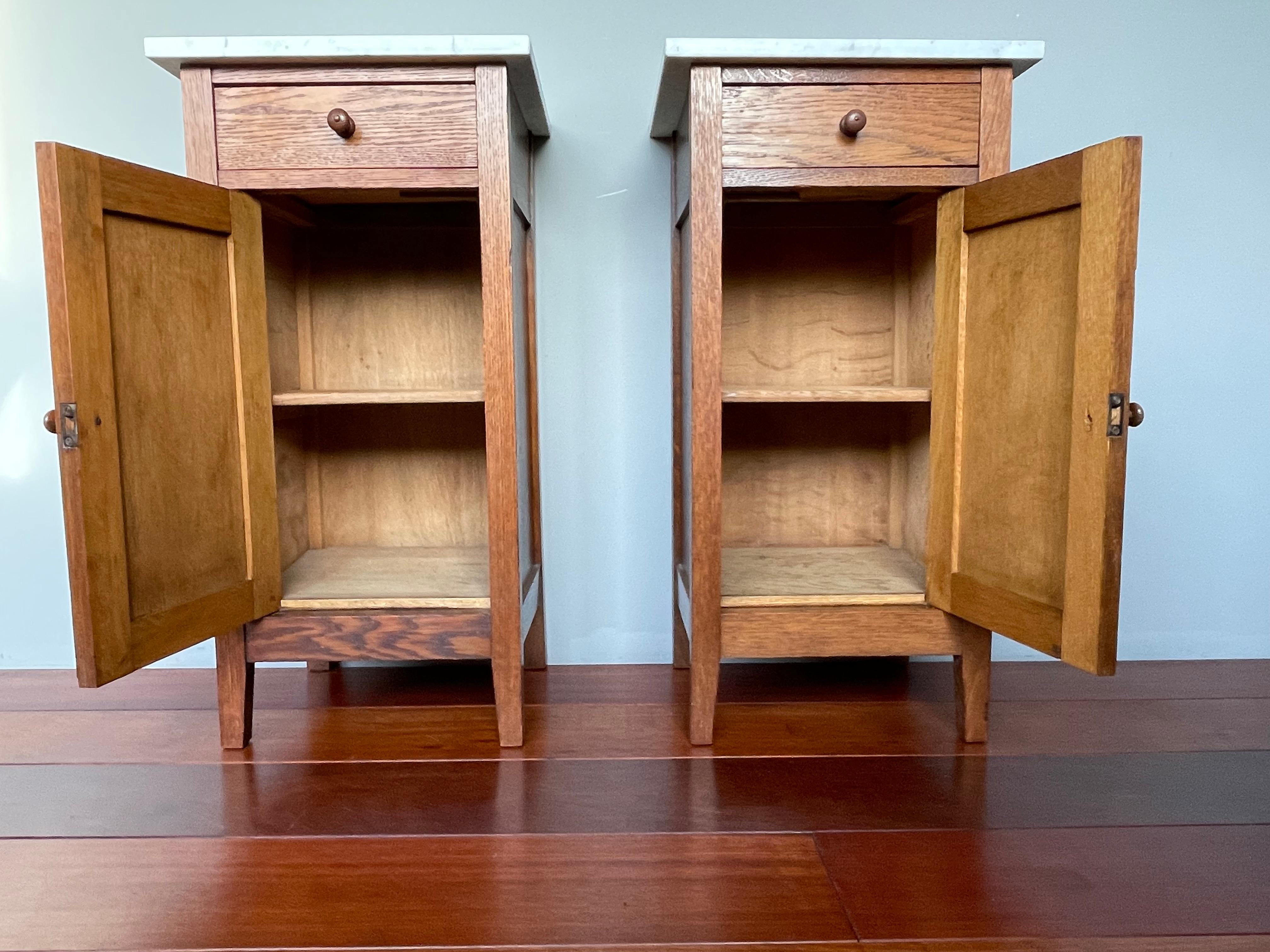 Arts and Crafts Pair of Tiger Oak Dutch Arts & Crafts Bedside Tables / Nightstands w Marble Tops