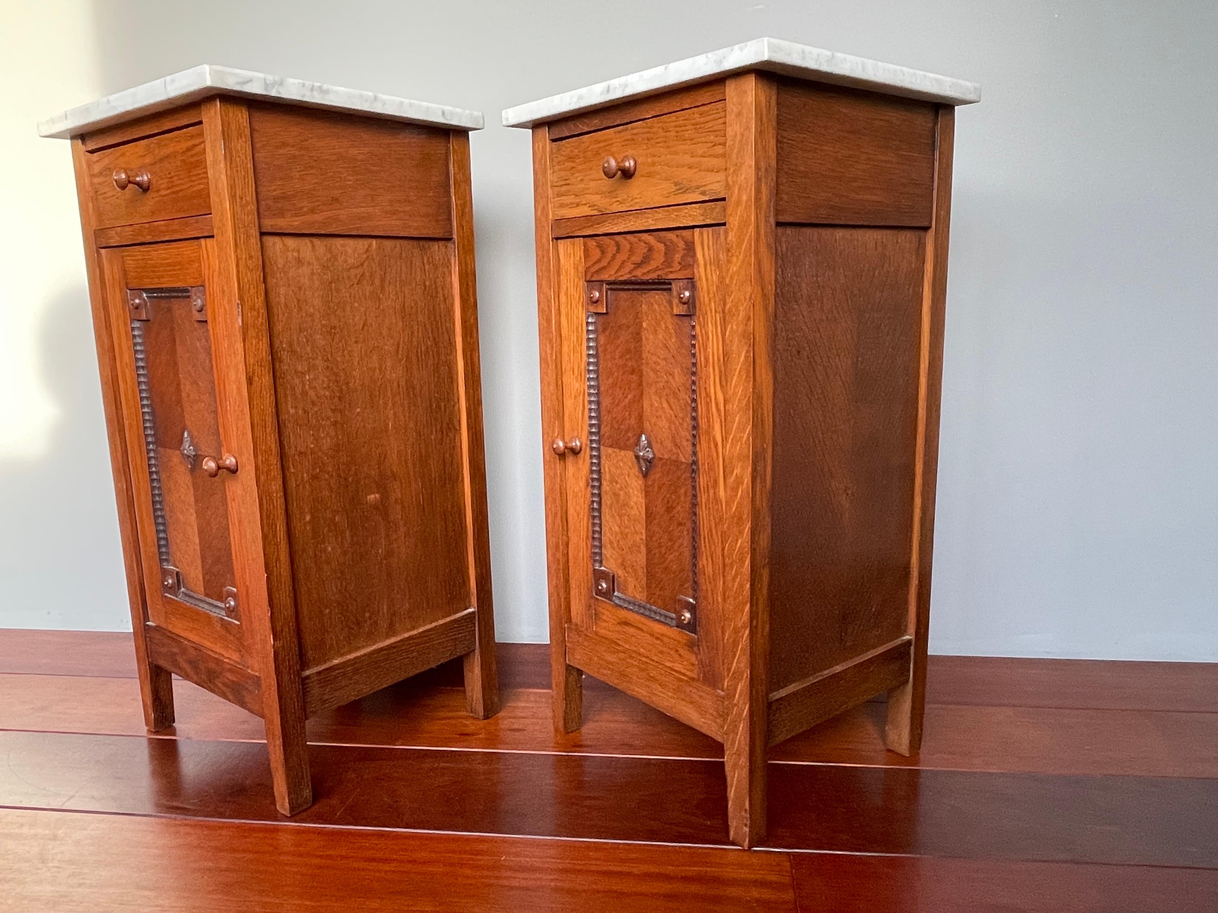 Pair of Tiger Oak Dutch Arts & Crafts Bedside Tables / Nightstands w Marble Tops In Good Condition In Lisse, NL