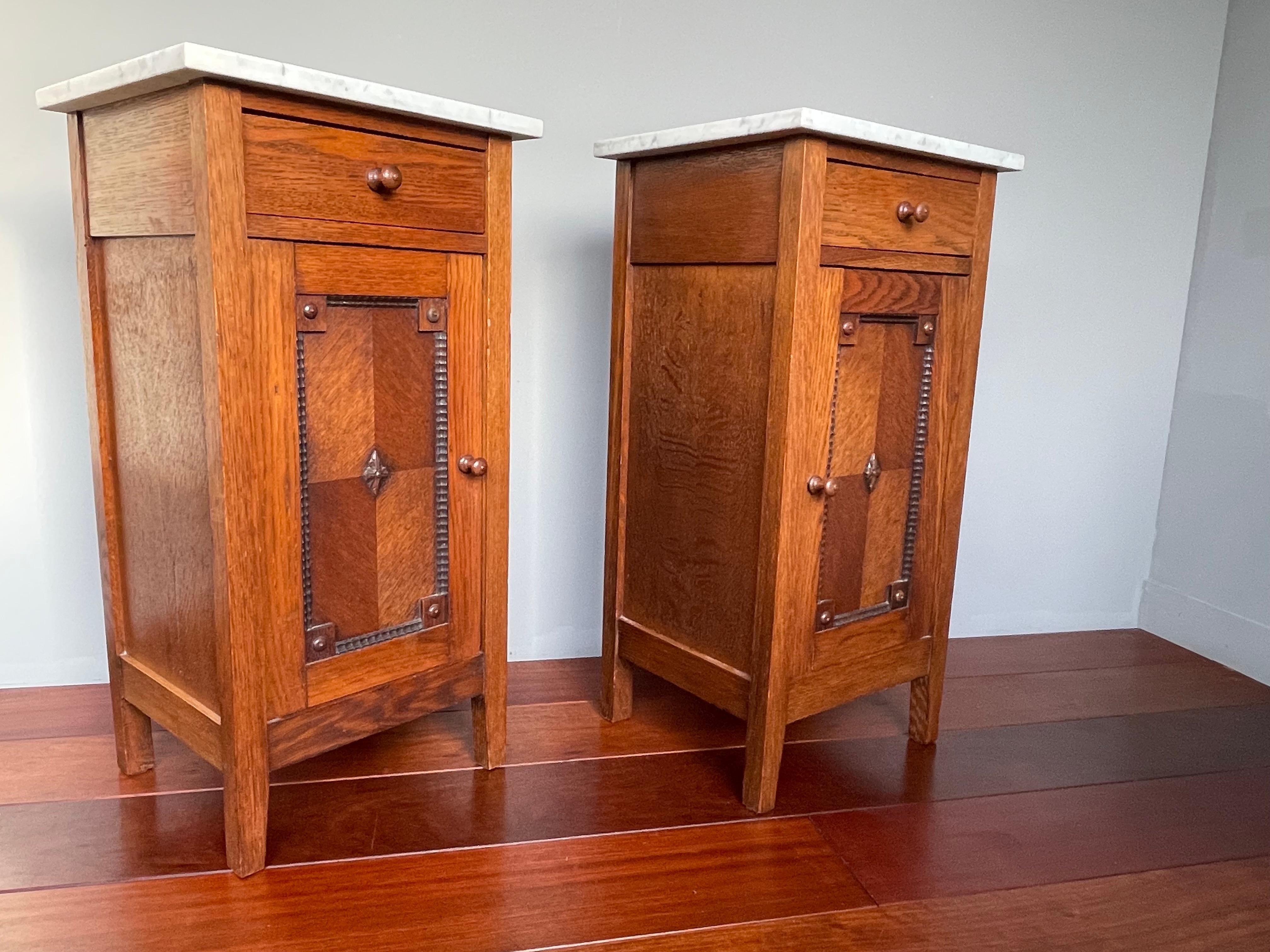20th Century Pair of Tiger Oak Dutch Arts & Crafts Bedside Tables / Nightstands w Marble Tops