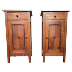 Antique Pair of Tiger Oak Dutch Arts & Crafts Bedside Tables / Nightstands w Marble Tops