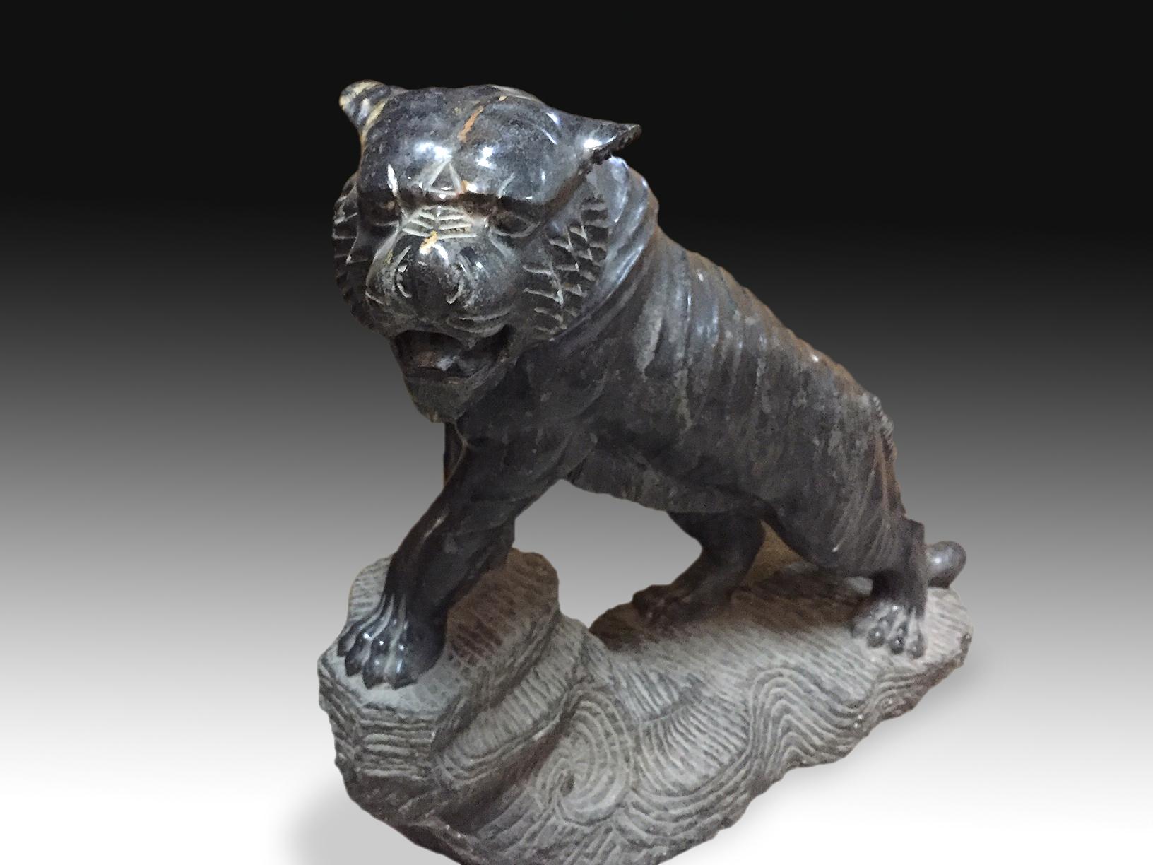Pair of Tigers, Carved Marble, 20th Century, after Oriental Models In Good Condition For Sale In Madrid, ES