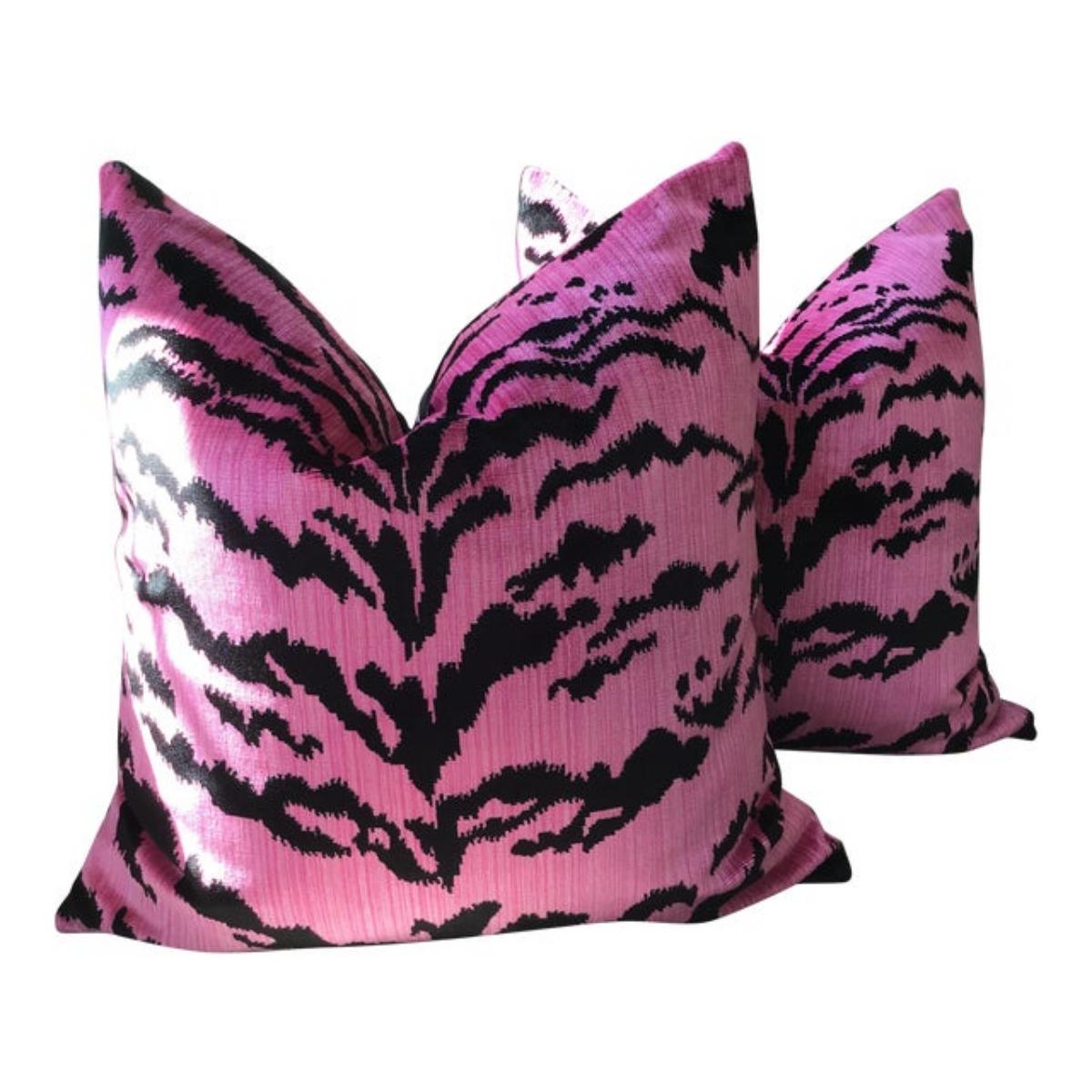 Coppia di cuscini "Tigre" in velluto di seta rosa caldo e nero a strisce di tigre con imbottitura in piuma d
oca