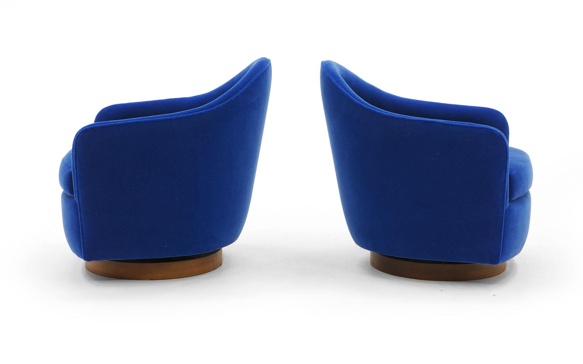 Mid-Century Modern Pair of Tilt Swivel Club Chairs in Blue Mohair by Milo Baughman, Exceptional Set