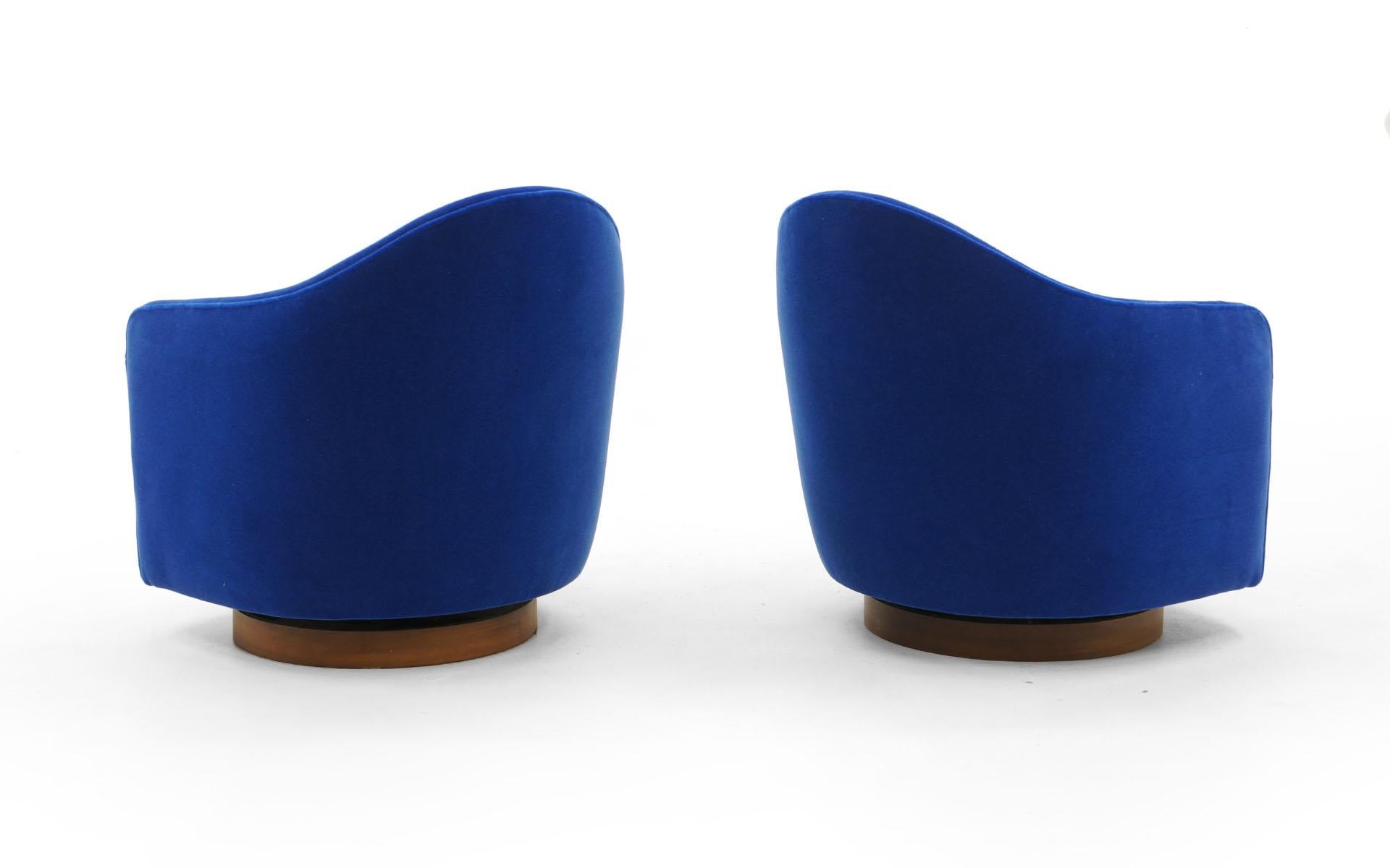 American Pair of Tilt Swivel Club Chairs in Blue Mohair by Milo Baughman, Exceptional Set