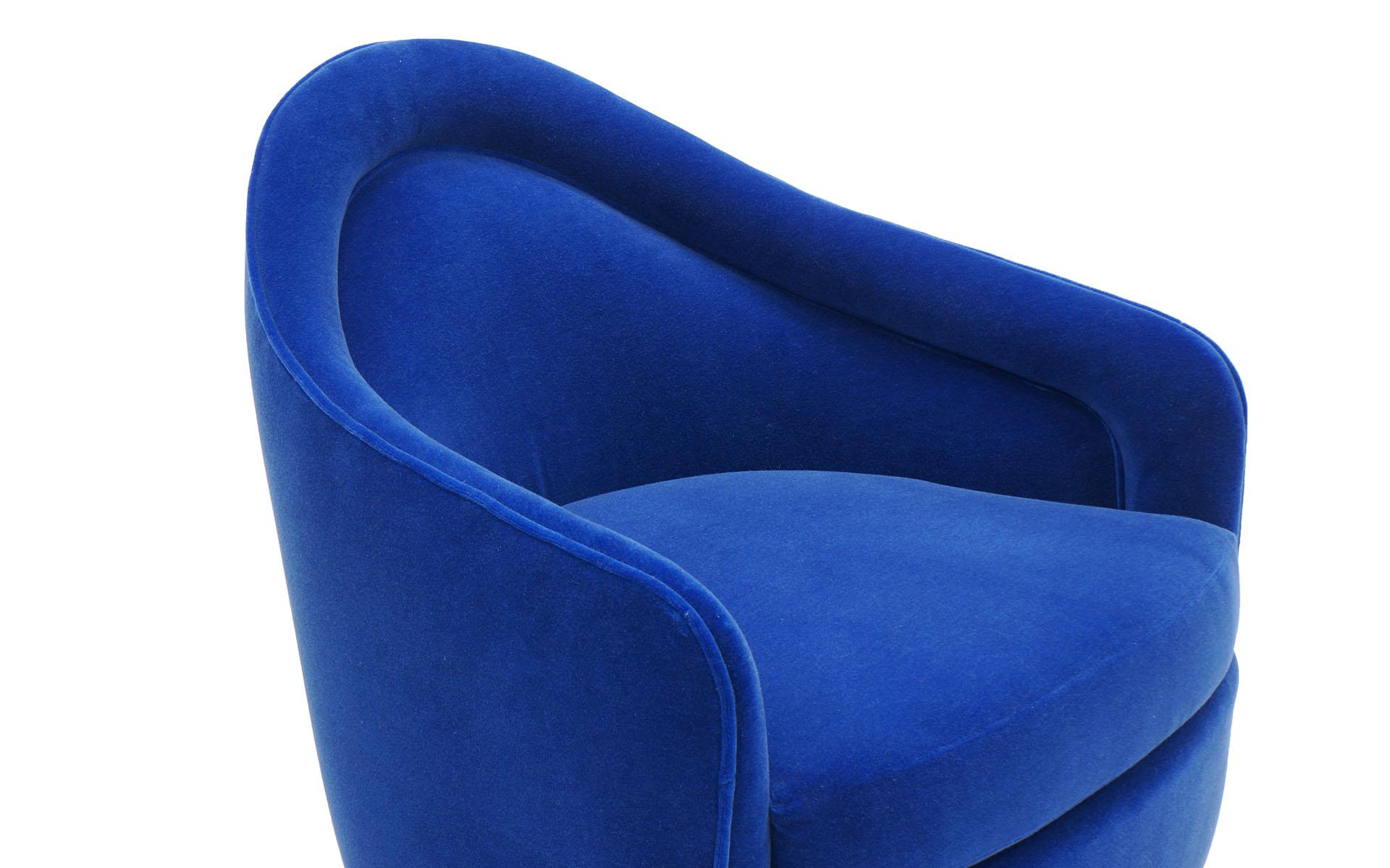 Late 20th Century Pair of Tilt Swivel Club Chairs in Blue Mohair by Milo Baughman, Exceptional Set