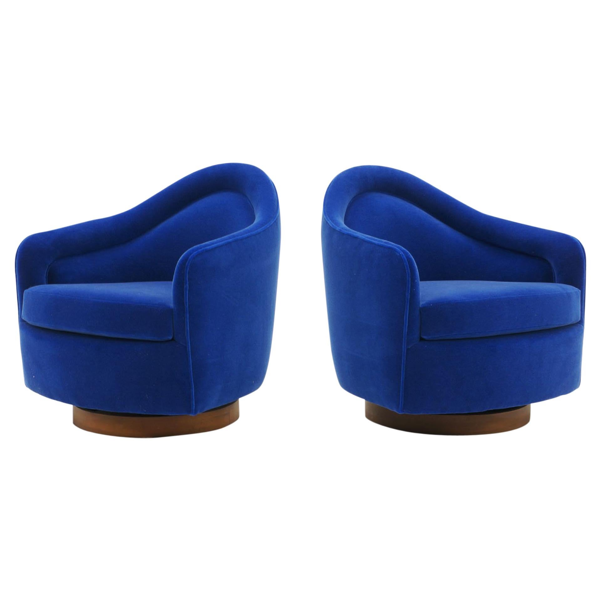 Pair of Tilt Swivel Club Chairs in Blue Mohair by Milo Baughman, Exceptional Set