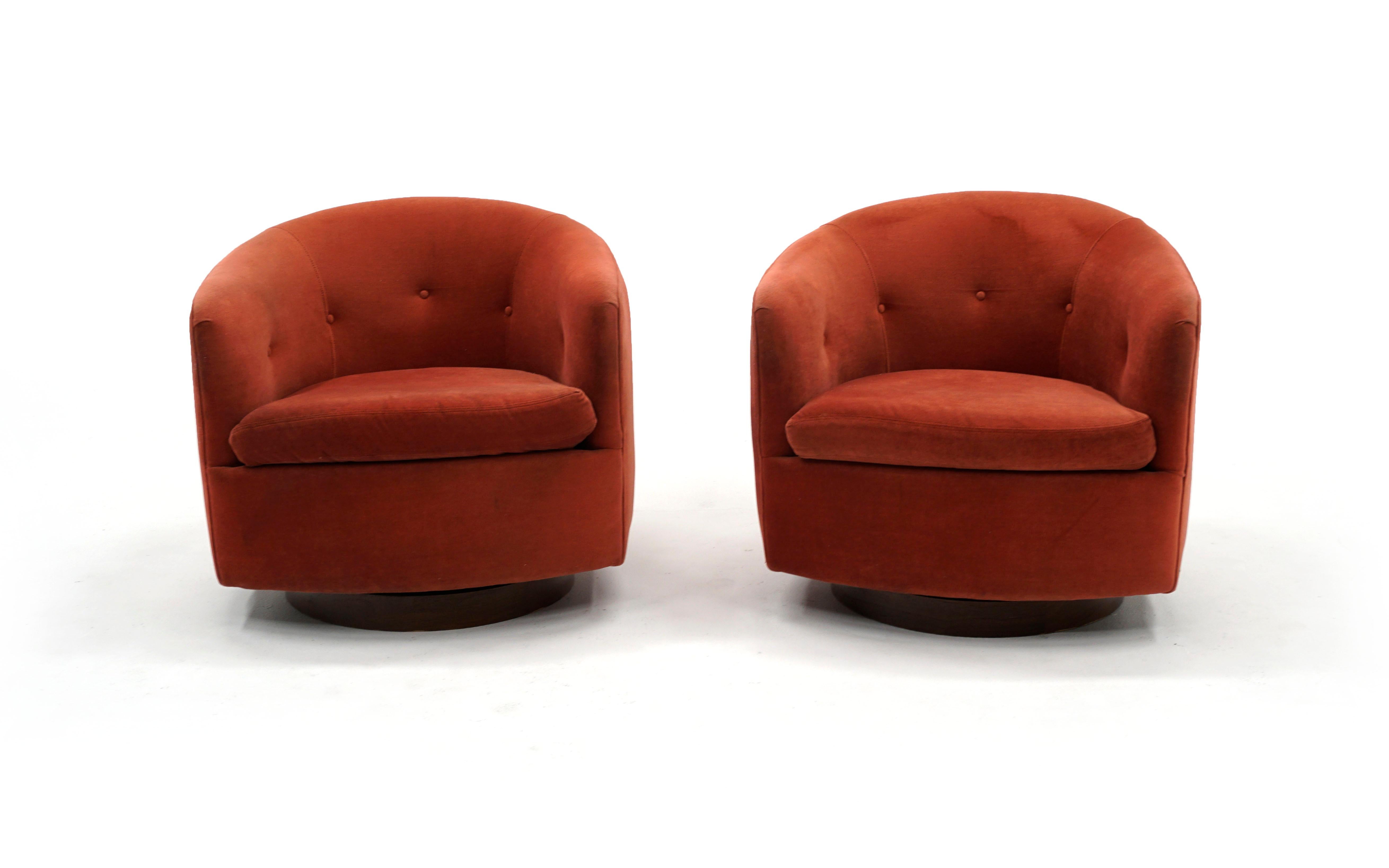 Pair of Tilt Swivel Lounge Chairs by Milo Baughman for Thayer Coggin, Signed In Good Condition In Kansas City, MO