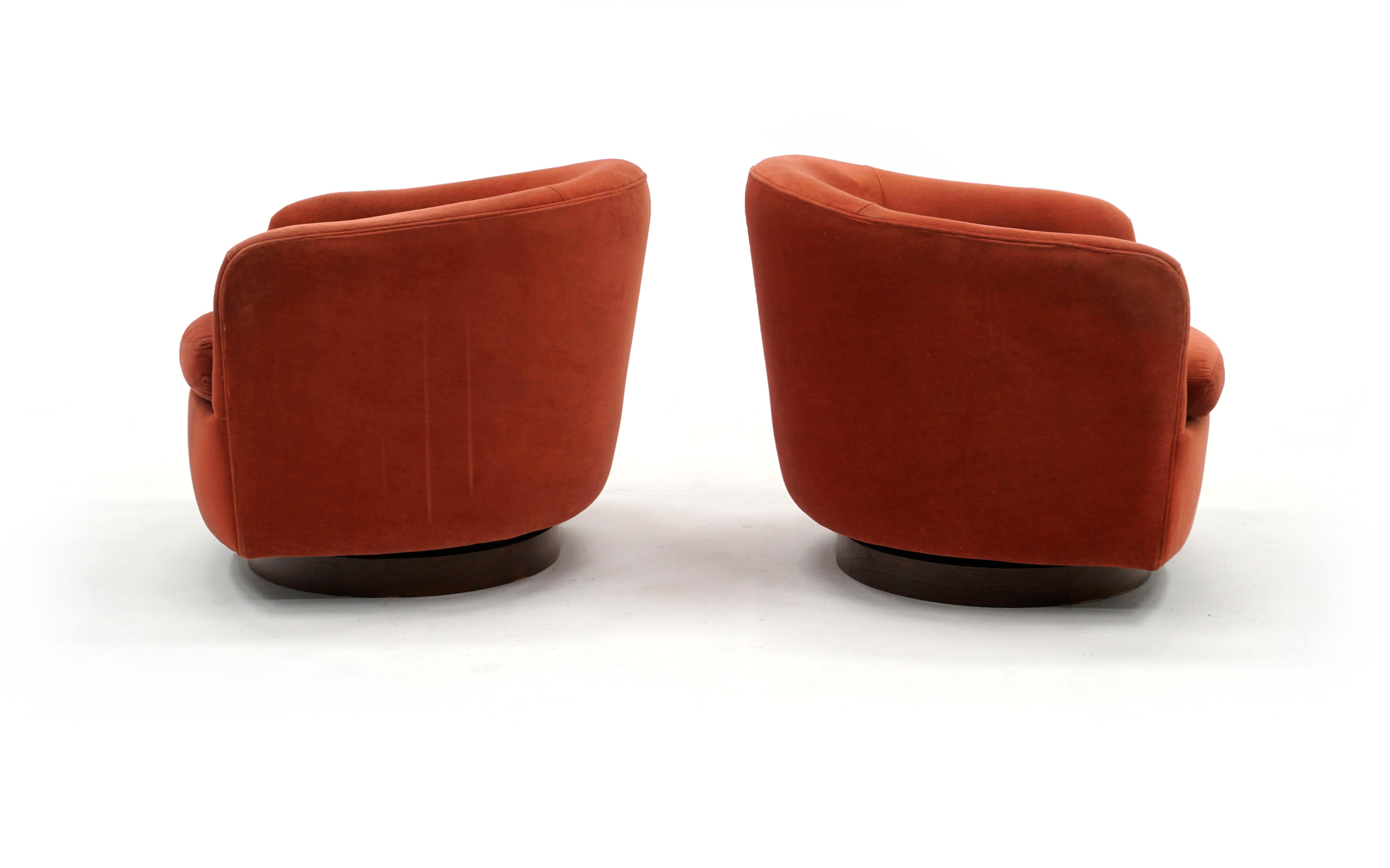 Mid-Century Modern Pair of Tilt Swivel Lounge Chairs by Milo Baughman for Thayer Coggin, Signed