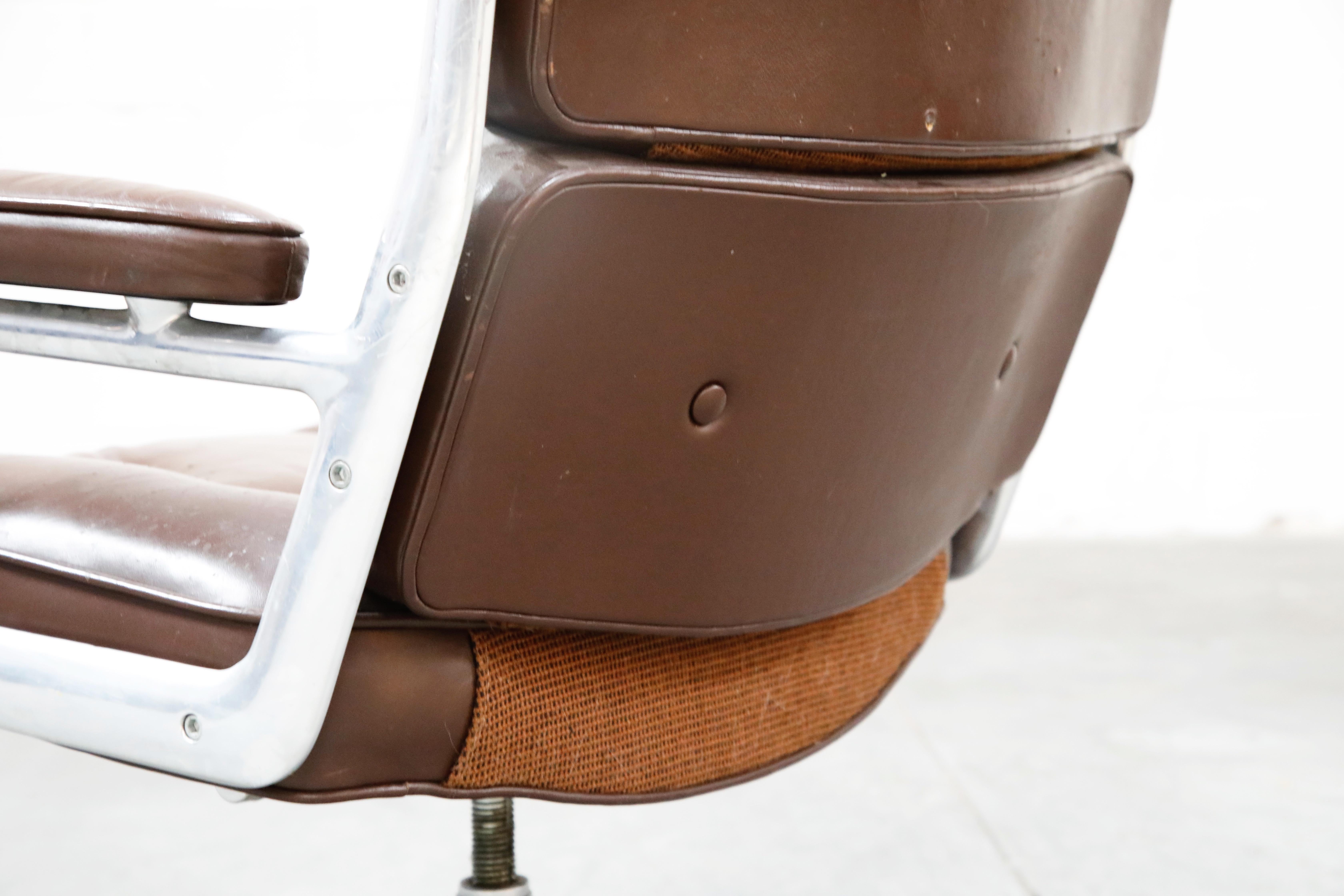 Ein Paar Time Life 'Lobby' Stühle von Charles Eames für Herman Miller 1970er Jahre signiert 9