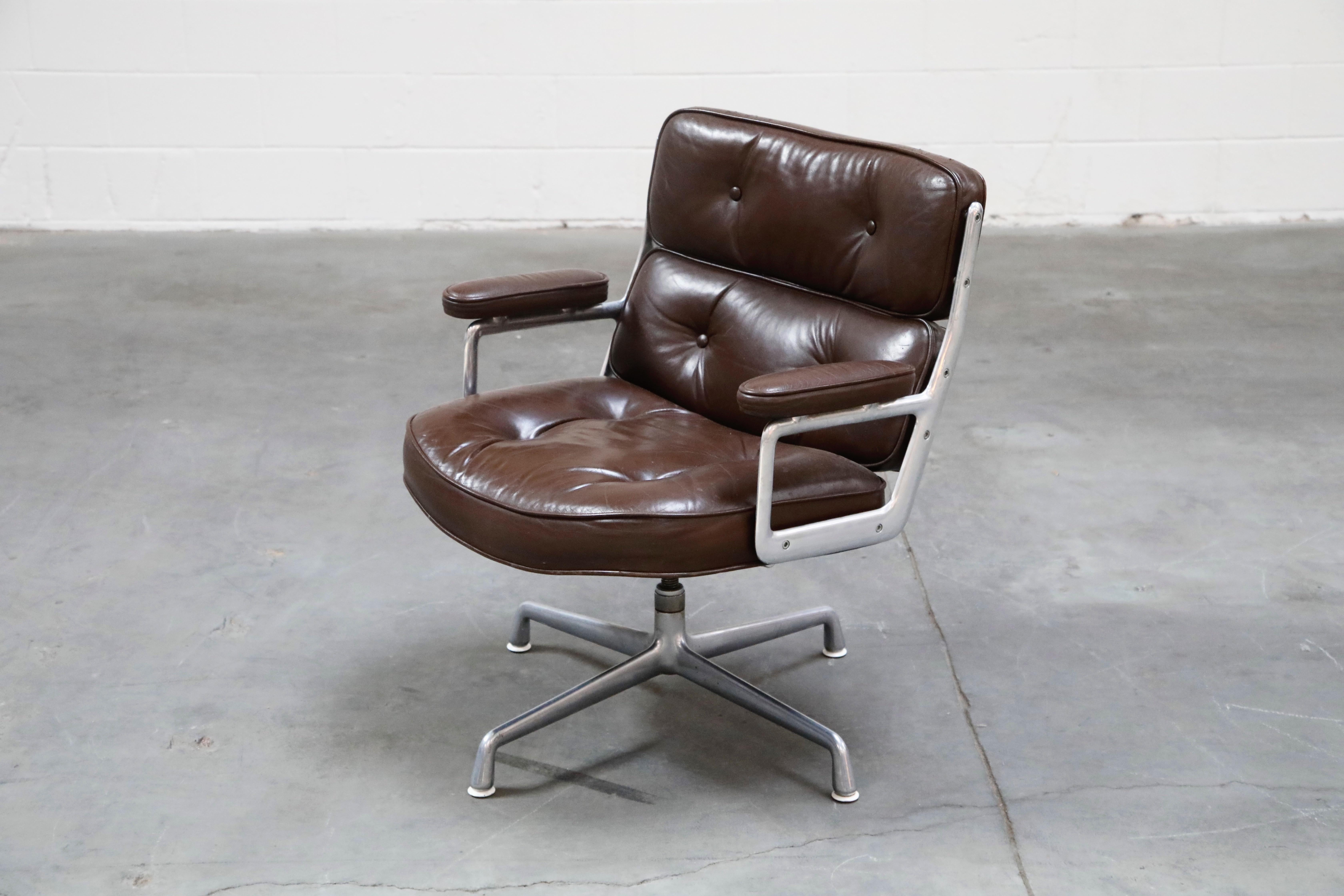 Ein Paar Time Life 'Lobby' Stühle von Charles Eames für Herman Miller 1970er Jahre signiert (Aluminium)