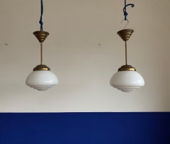Paar zeitlose Pendelleuchten aus Messing und Opalin im Art Deco und Bauhaus Stil