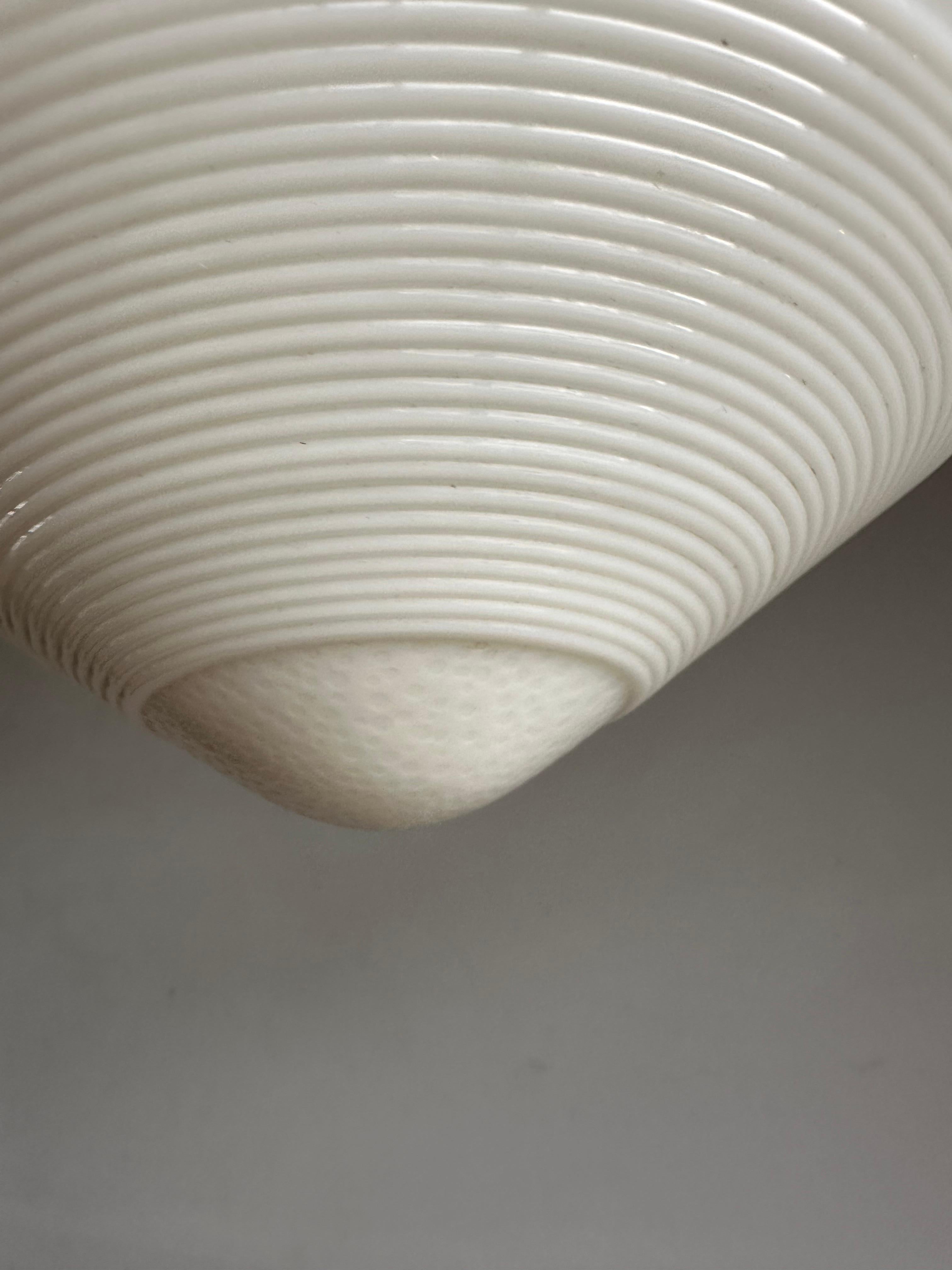 Rara coppia di lampade a sospensione a forma di ciotola in vetro pressato Art Deco di forma splendida e senza tempo in vendita 2