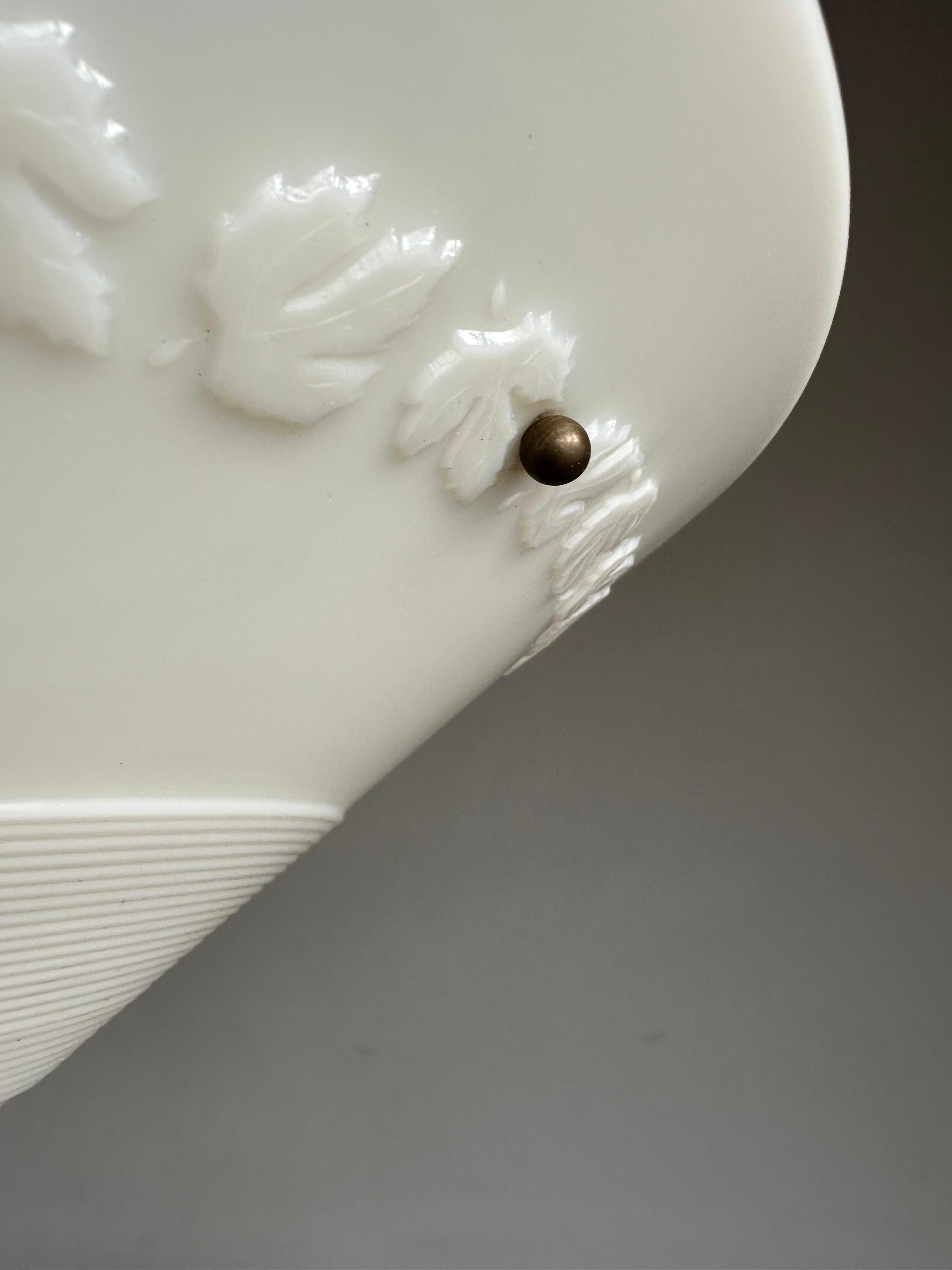 Rara coppia di lampade a sospensione a forma di ciotola in vetro pressato Art Deco di forma splendida e senza tempo in vendita 3