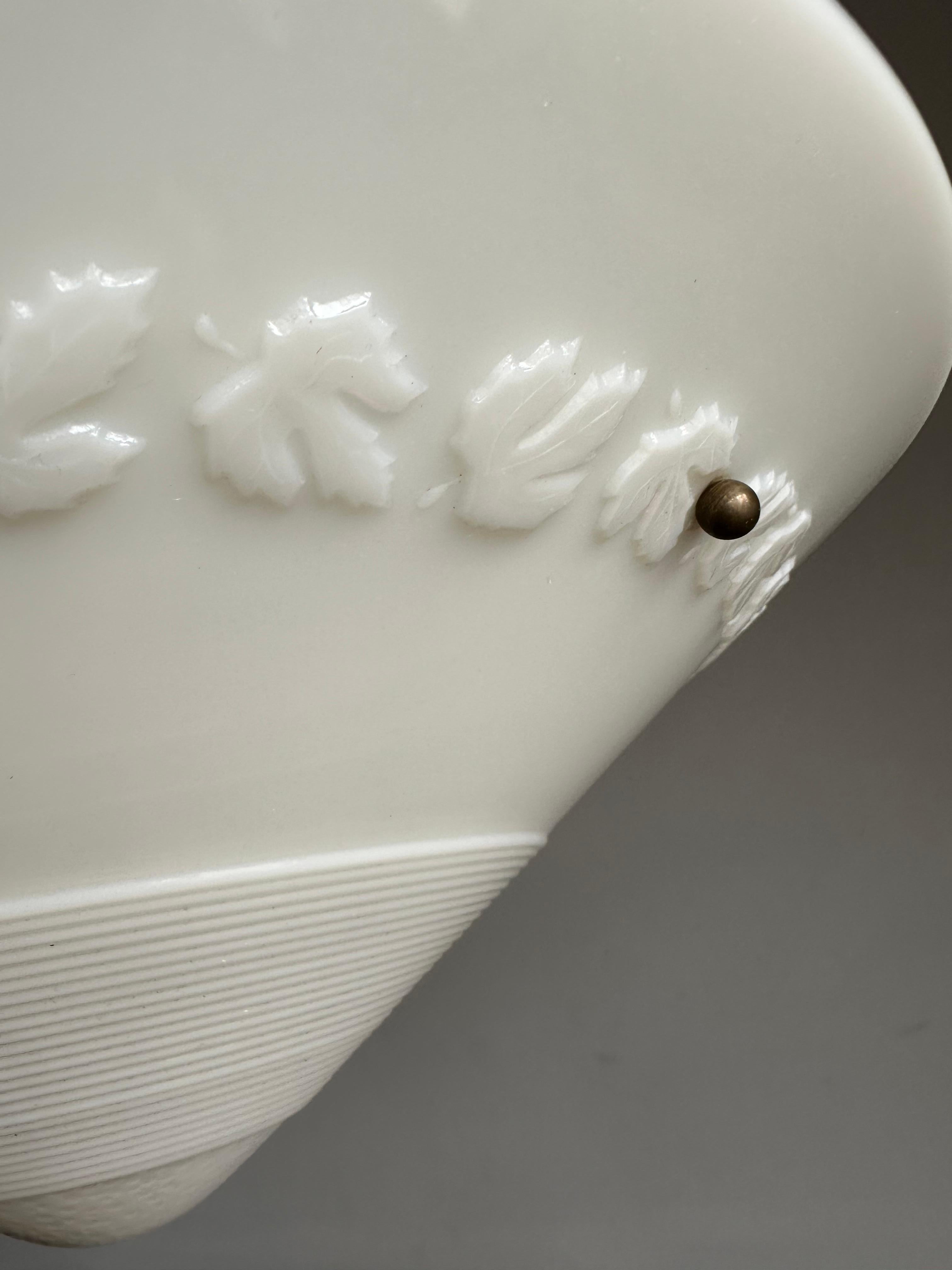 Rara coppia di lampade a sospensione a forma di ciotola in vetro pressato Art Deco di forma splendida e senza tempo in vendita 4