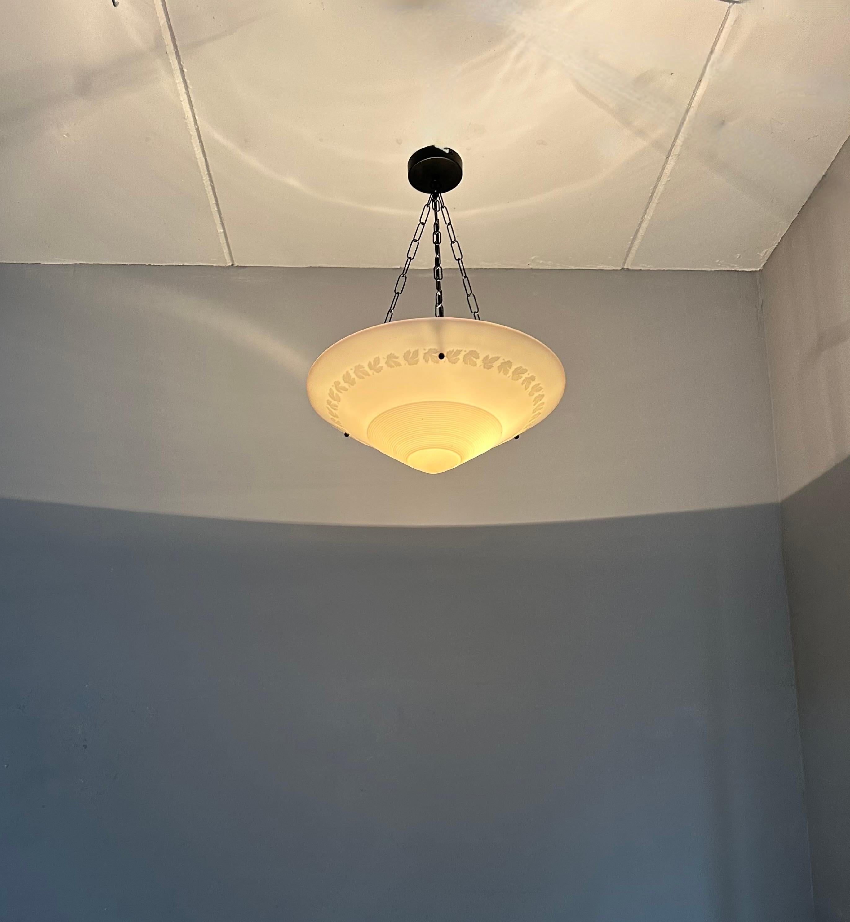 Rara coppia di lampade a sospensione a forma di ciotola in vetro pressato Art Deco di forma splendida e senza tempo in vendita 5