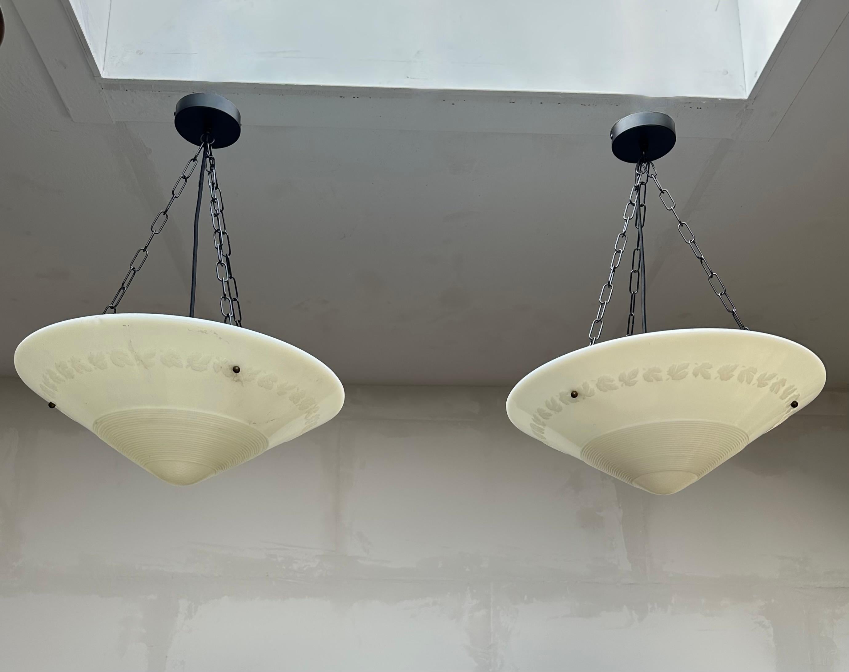 Rara coppia di lampade a sospensione a forma di ciotola in vetro pressato Art Deco di forma splendida e senza tempo in vendita 6