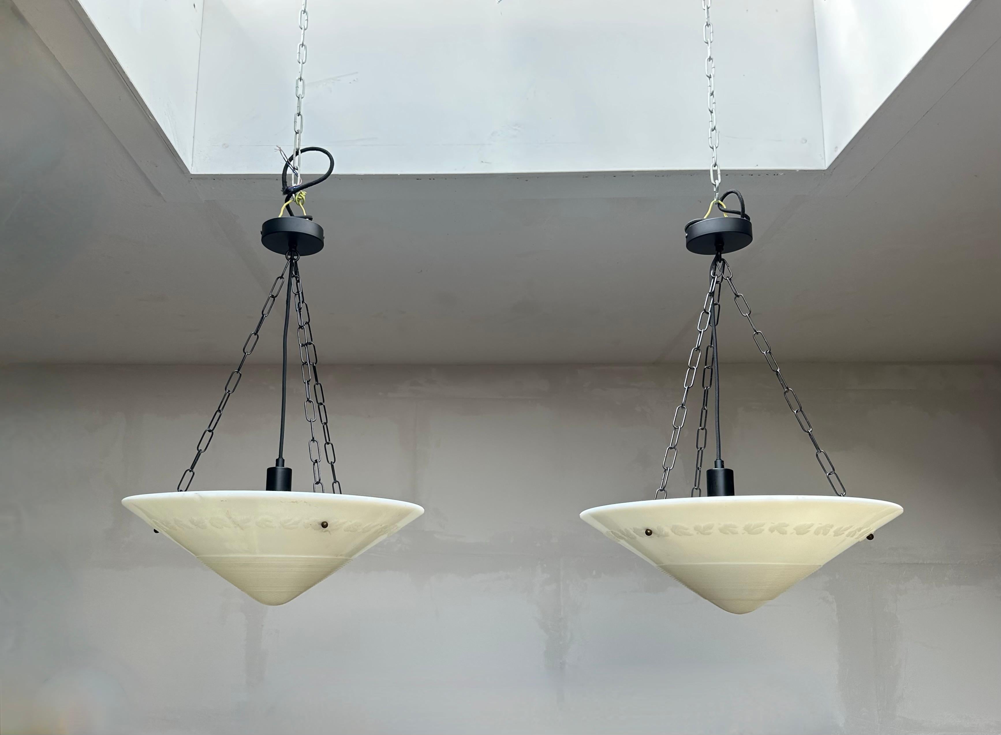 Rara coppia di lampade a sospensione a forma di ciotola in vetro pressato Art Deco di forma splendida e senza tempo in vendita 7