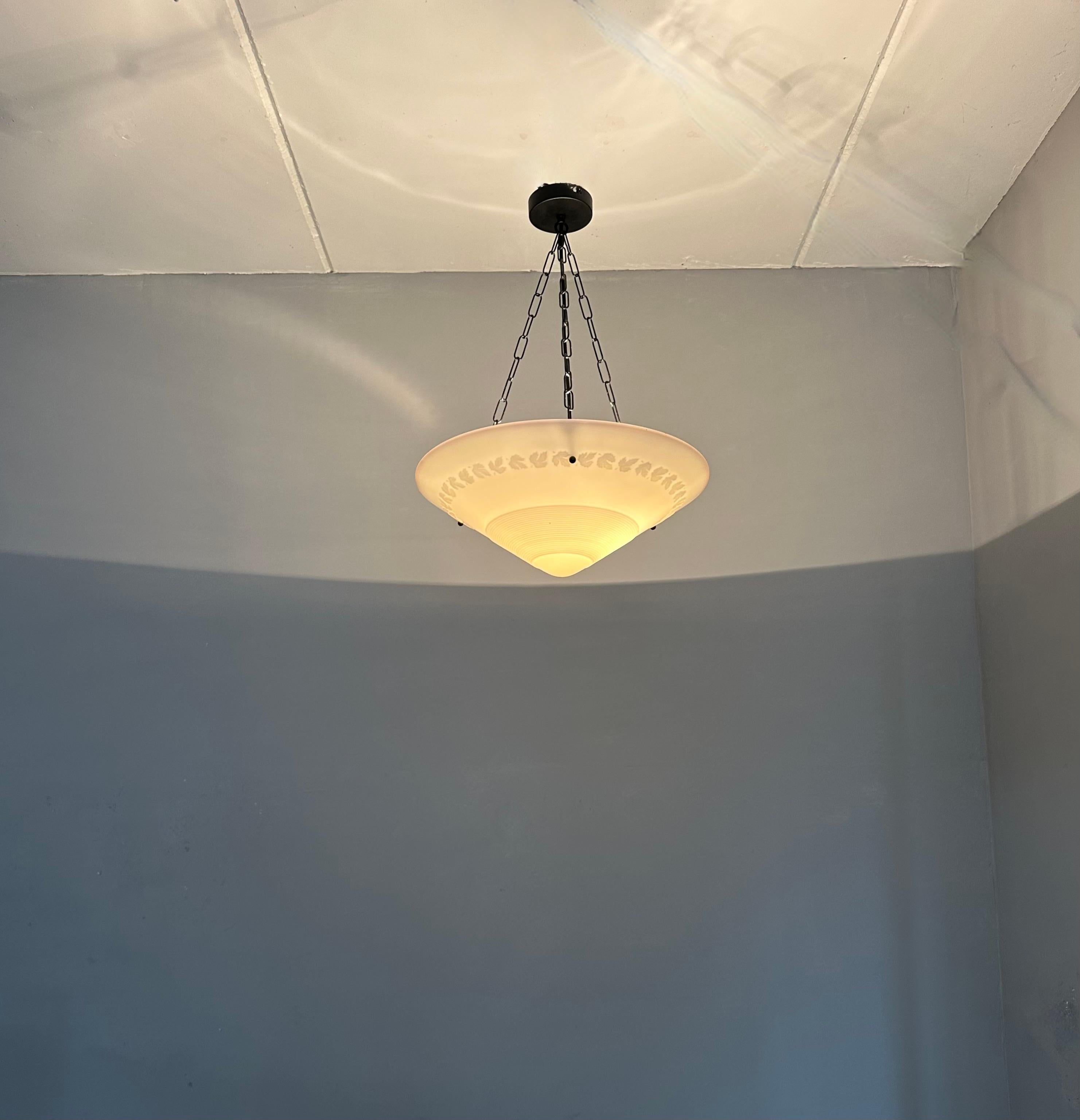 Rara coppia di lampade a sospensione a forma di ciotola in vetro pressato Art Deco di forma splendida e senza tempo in vendita 8