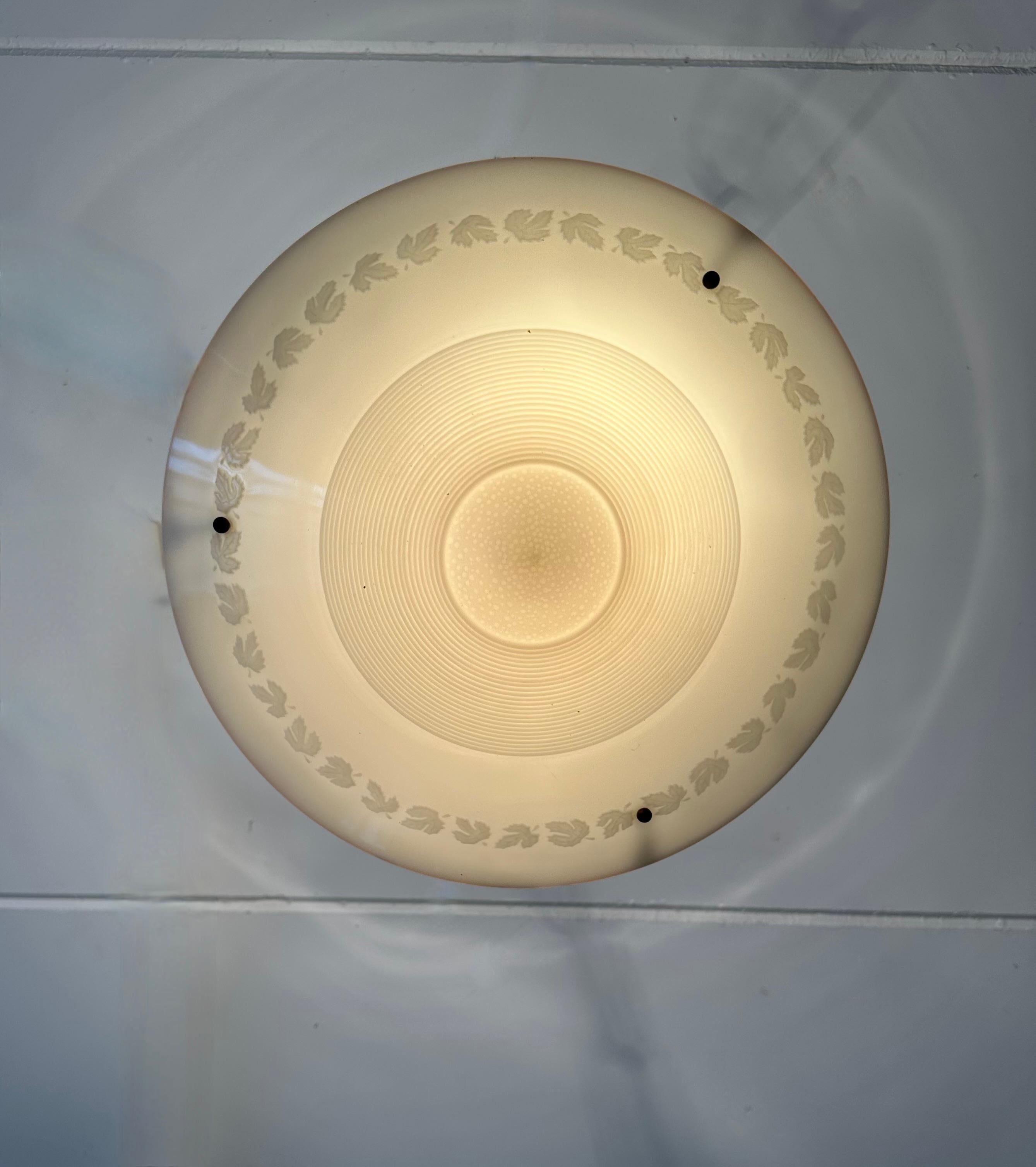 Rara coppia di lampade a sospensione a forma di ciotola in vetro pressato Art Deco di forma splendida e senza tempo in vendita 9
