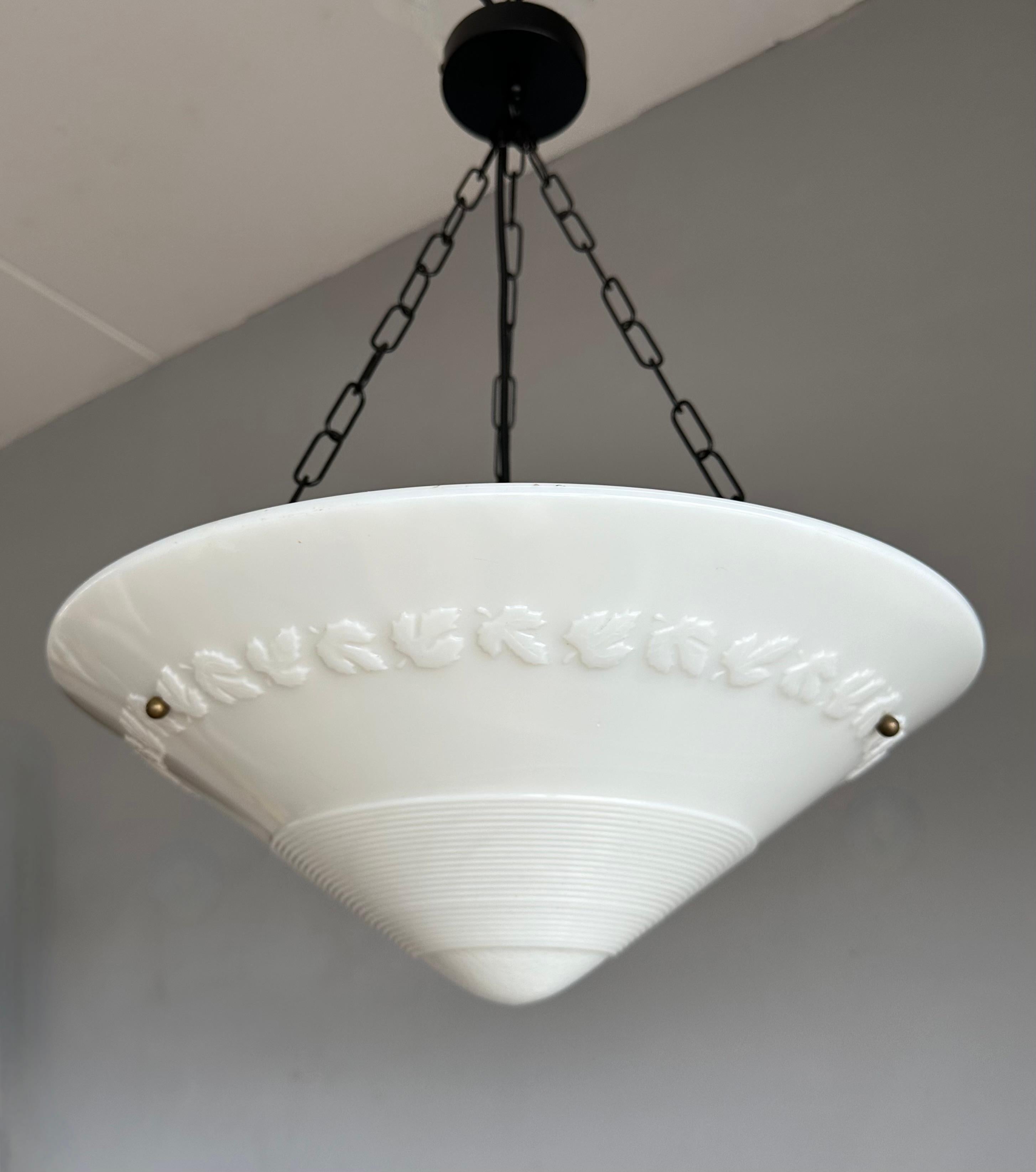 Rara coppia di lampade a sospensione a forma di ciotola in vetro pressato Art Deco di forma splendida e senza tempo in vendita 10