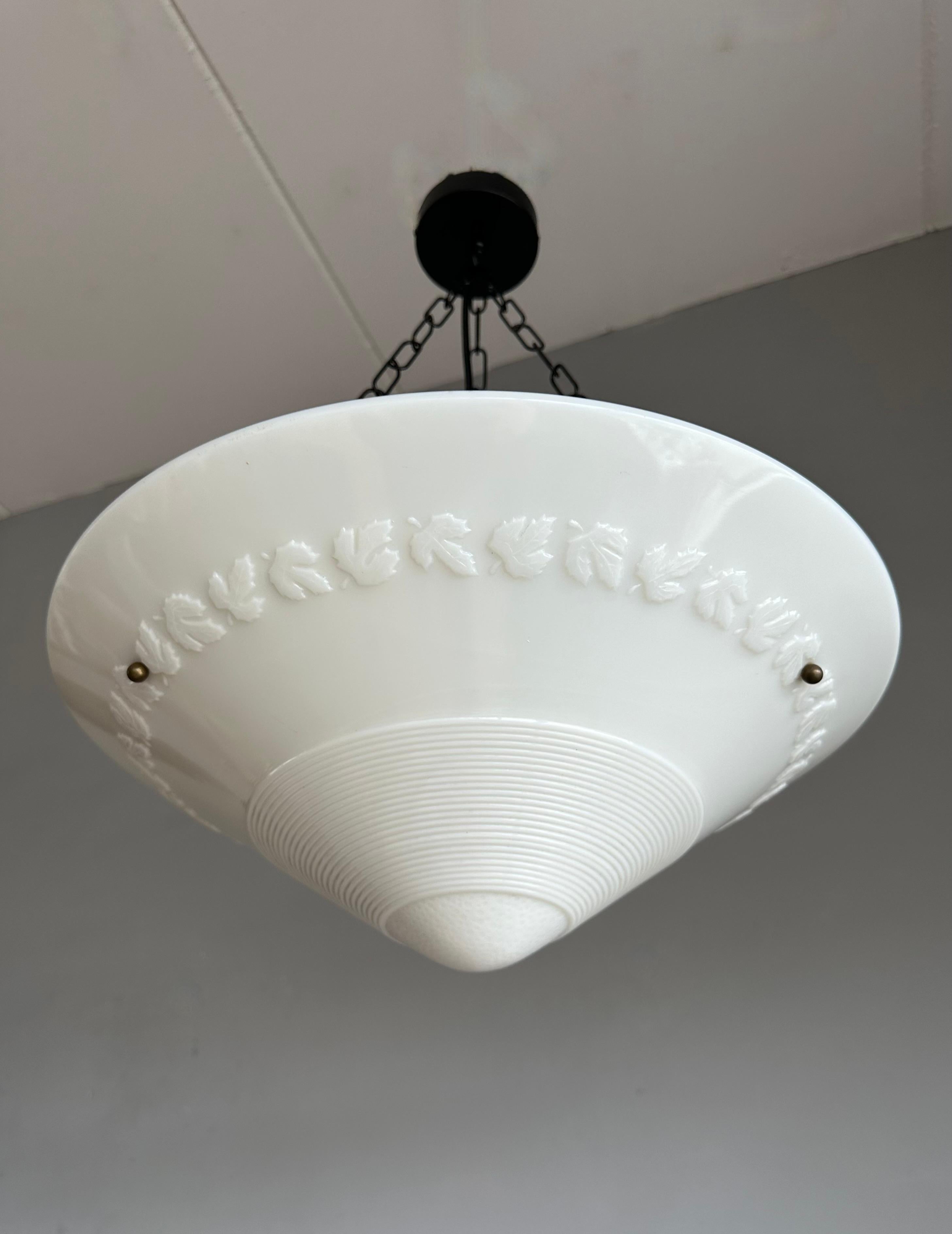Art Déco Rara coppia di lampade a sospensione a forma di ciotola in vetro pressato Art Deco di forma splendida e senza tempo in vendita