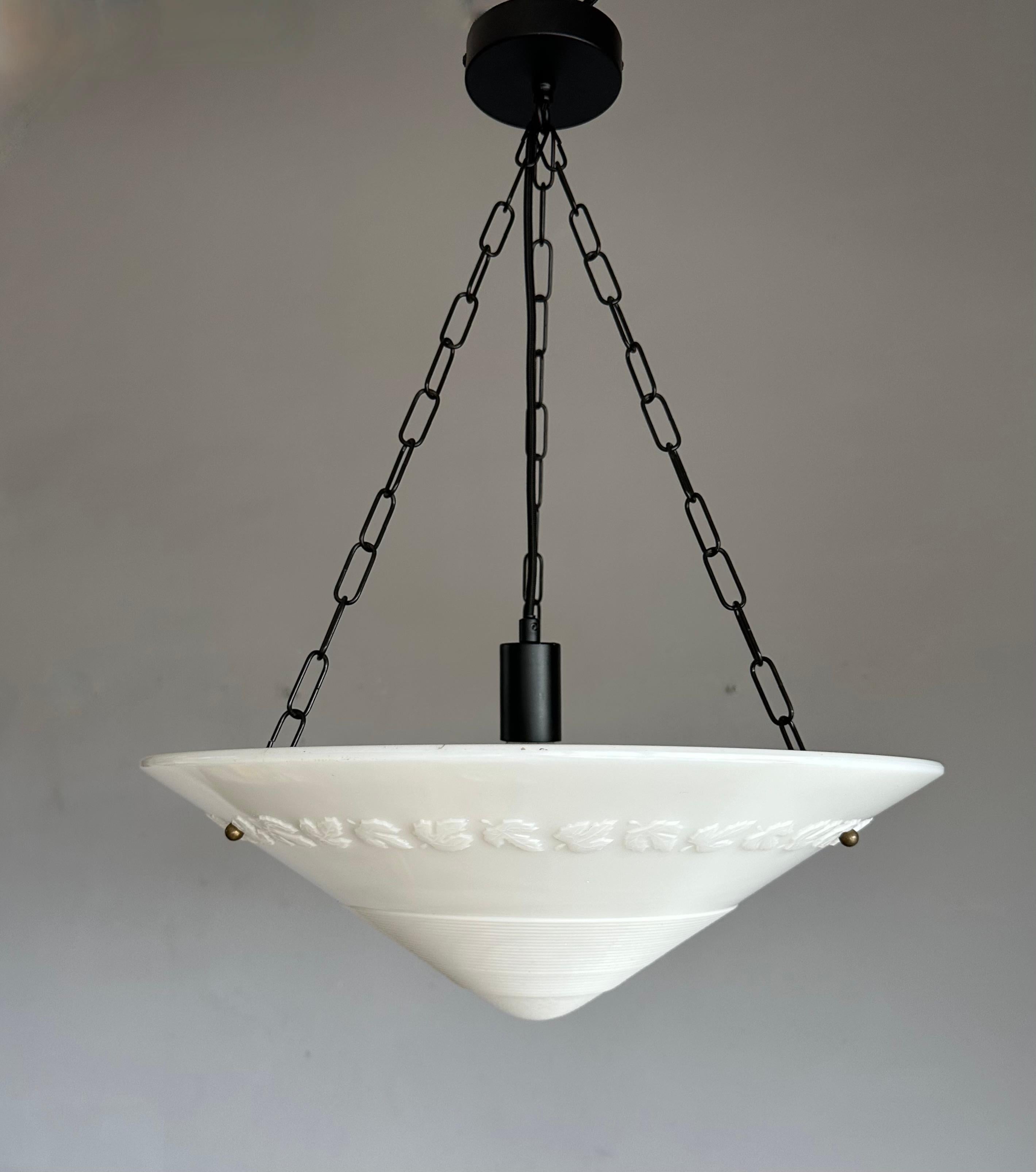 Americano Rara coppia di lampade a sospensione a forma di ciotola in vetro pressato Art Deco di forma splendida e senza tempo in vendita