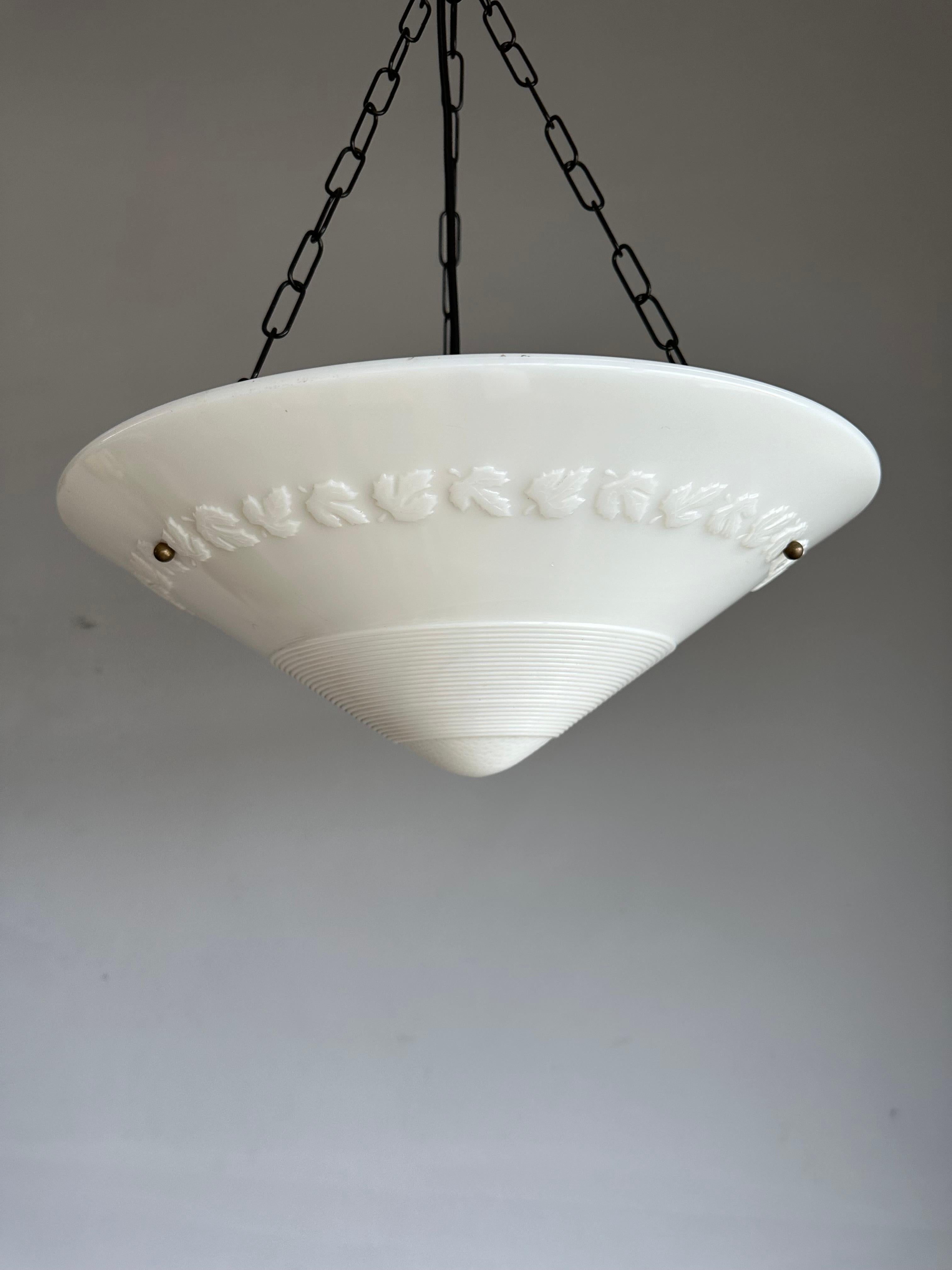 Fatto a mano Rara coppia di lampade a sospensione a forma di ciotola in vetro pressato Art Deco di forma splendida e senza tempo in vendita